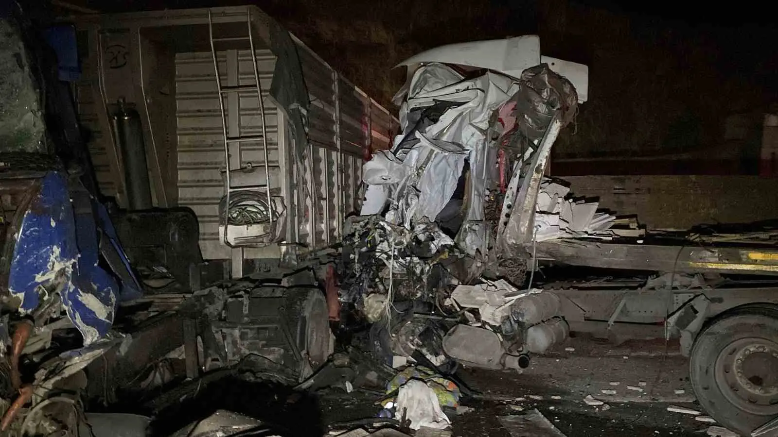 ELAZIĞ’DA 3 TIRIN ÇARPIŞMASI SONUCU ORTALIK ADETA SAVAŞ ALANINA DÖNDÜ. KAZADA, 1 KİŞİ HAYATINI KAYBETTİ.