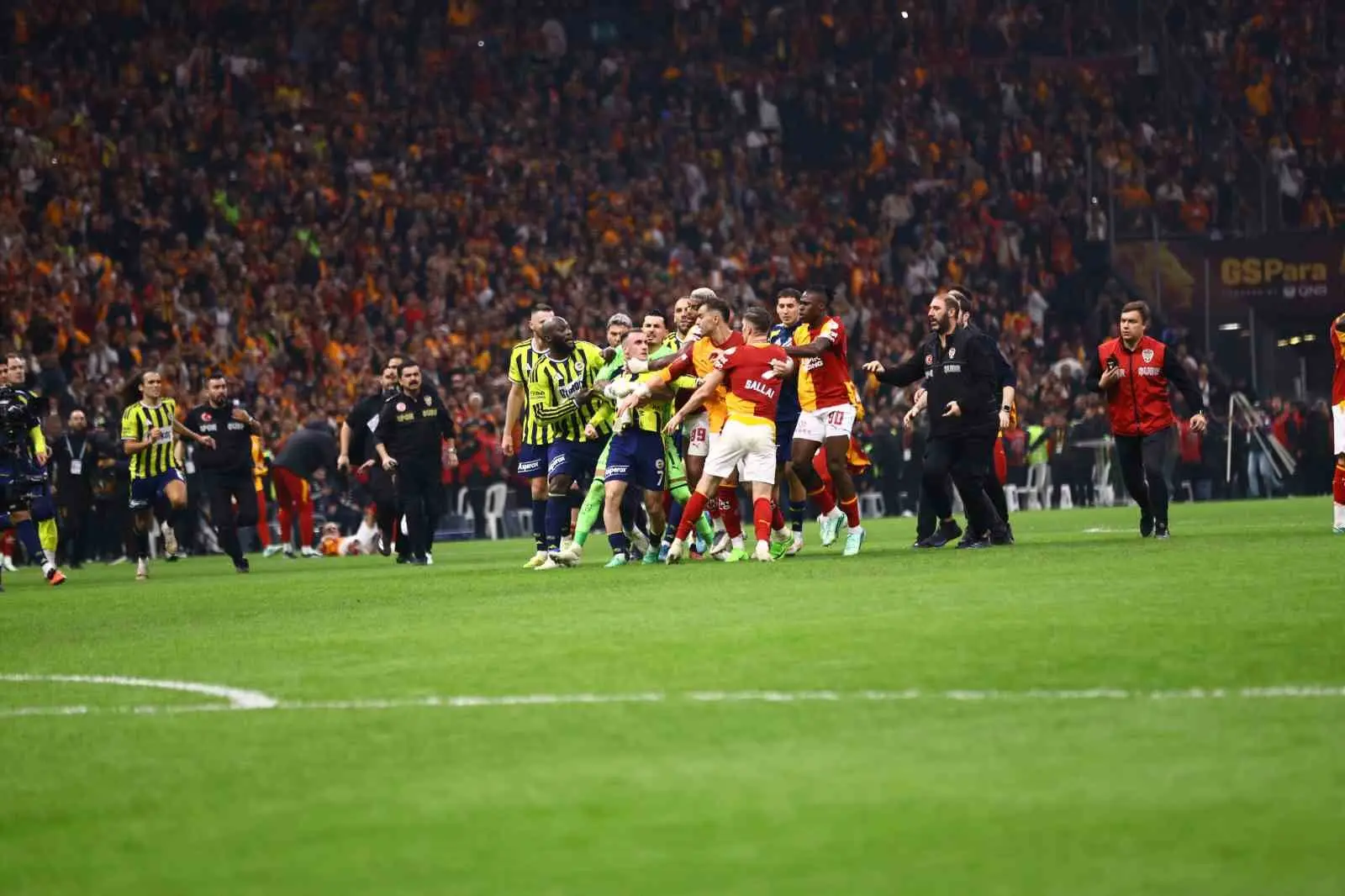 GALATASARAY İLE FENERBAHÇE DERBİSİNİN ARDINDAN SAHA İÇİNDE İKİ TAKIM FUTBOLCULARI ARASINDA KAVGA ÇIKTI.