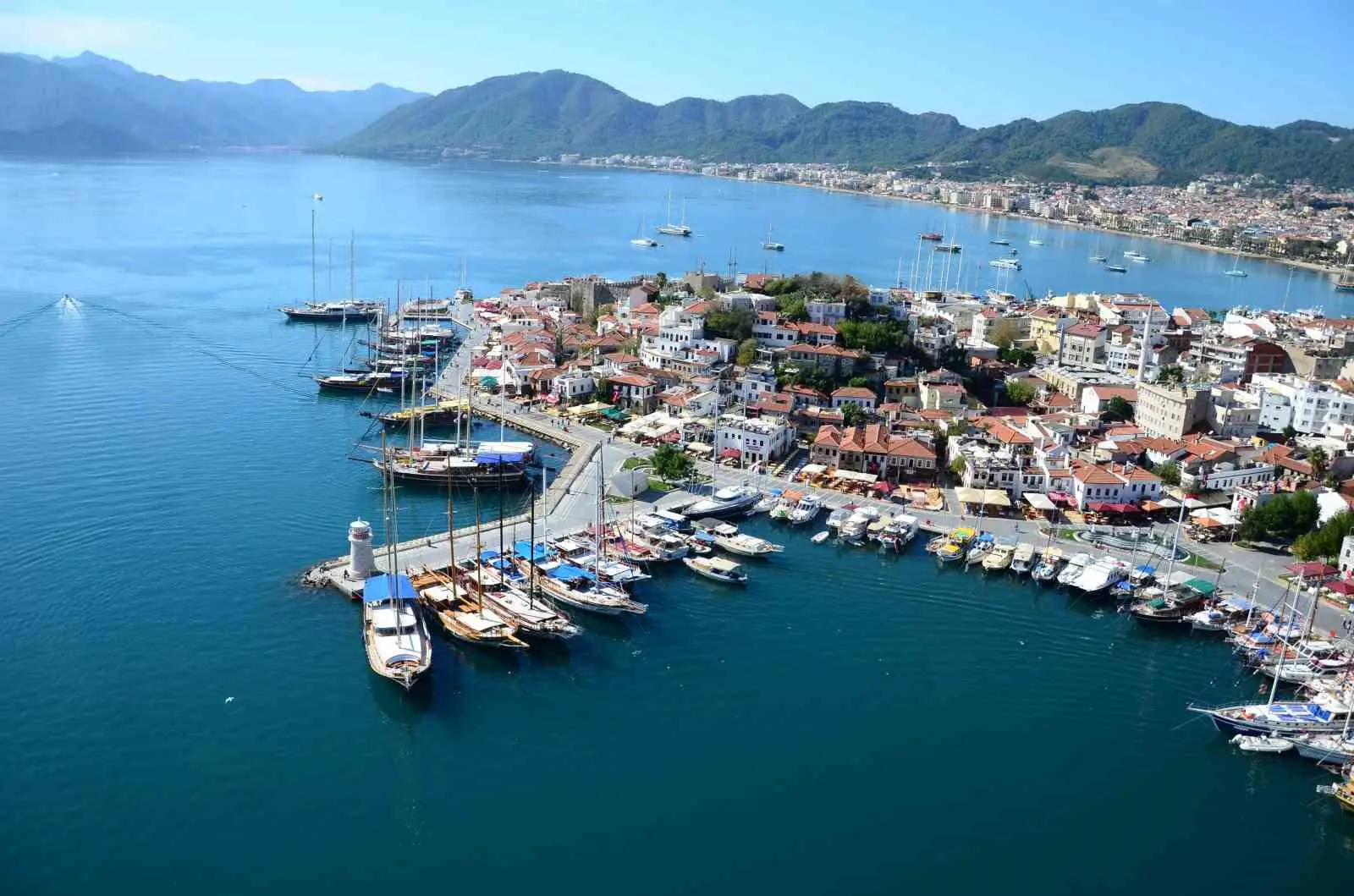 MARMARİS BELEDİYESİ VE TURİZM PAYDAŞLARININ KENTİN TURİZM SEZONUNU SONBAHAR VE KIŞ AYLARINA YAYMAYA YÖNELİK ÇALIŞMALARI MEYVELERİNİ VERMEYE DEVAM EDİYOR. SKAL TARAFINDAN 20-22 KASIM TARİHLERİNDE DÜZENLENECEK 1. EURASİA TURİZM ZİRVESİ, MARMARİS’İ ÖNEMLİ BİR TURİZM BULUŞMASINA DAHA EV SAHİPLİĞİ YAPMAYA HAZIRLIYOR.