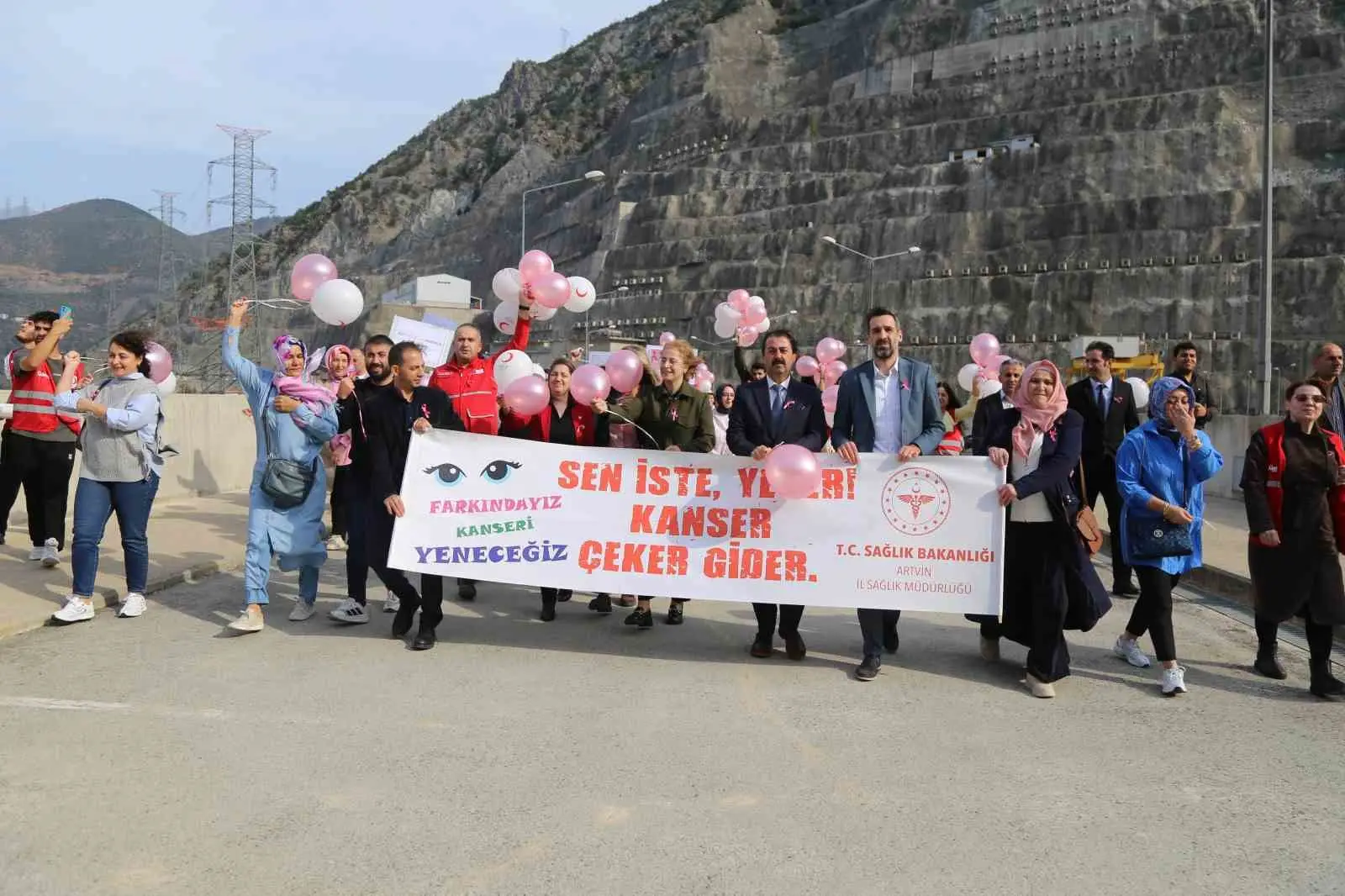 ARTVİN’DE MEME KANSERİ FARKINDALIK AYI KAPSAMINDA DERİNER BARAJI’NIN GÖVDESİNDE BİR ARAYA GELEN KATILIMCILAR, ERKEN TEŞHİSİN ÖNEMİNE DİKKAT ÇEKMEK İÇİN GÖKYÜZÜNE BALON BIRAKTI.