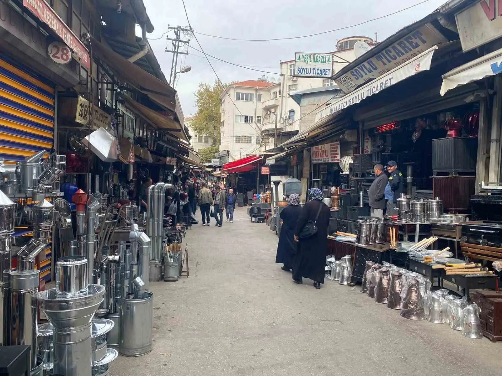 ANKARA SOBACILAR ÇARŞISI’NDA HAVALARIN SOĞUMASIYLA BİRLİKTE SOBA SATIŞLARI HIZ KAZANDI. YUVARLAK, KARE, DÖKÜM VE KUZİNE SOBALARIN YANI SIRA PELET SOBALARIN DA SATIŞA SUNULDUĞU ÇARŞIDA, FİYATLAR 5 BİN LİRADAN BAŞLAYIP 35 BİN LİRAYA KADAR ÇIKIYOR.