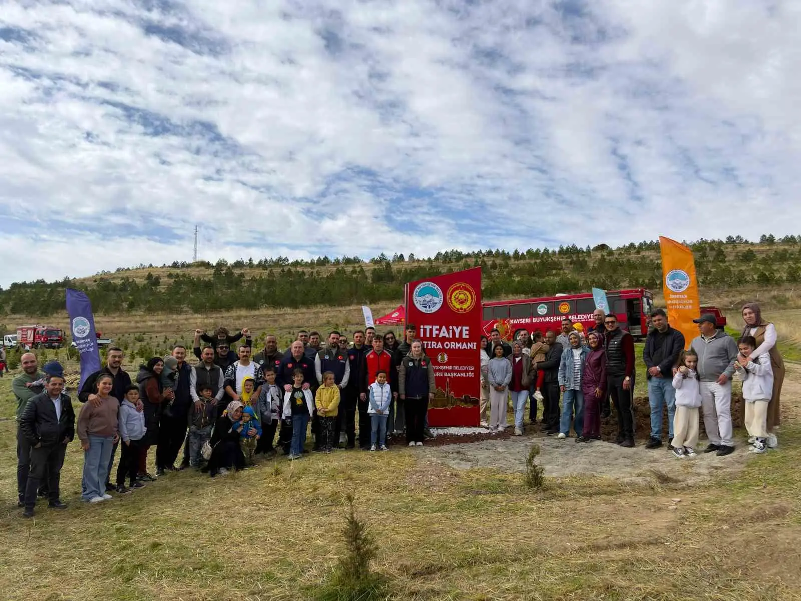 KAYSERİ BÜYÜKŞEHİR BELEDİYESİ, İTFAİYE DAİRE BAŞKANLIĞININ KURULUŞUNUN 100. YILI DOLAYISIYLA SARIMSAKLI BARAJI YAKINLARINDA 500 FİDANI TOPRAKLA BULUŞTURDU.