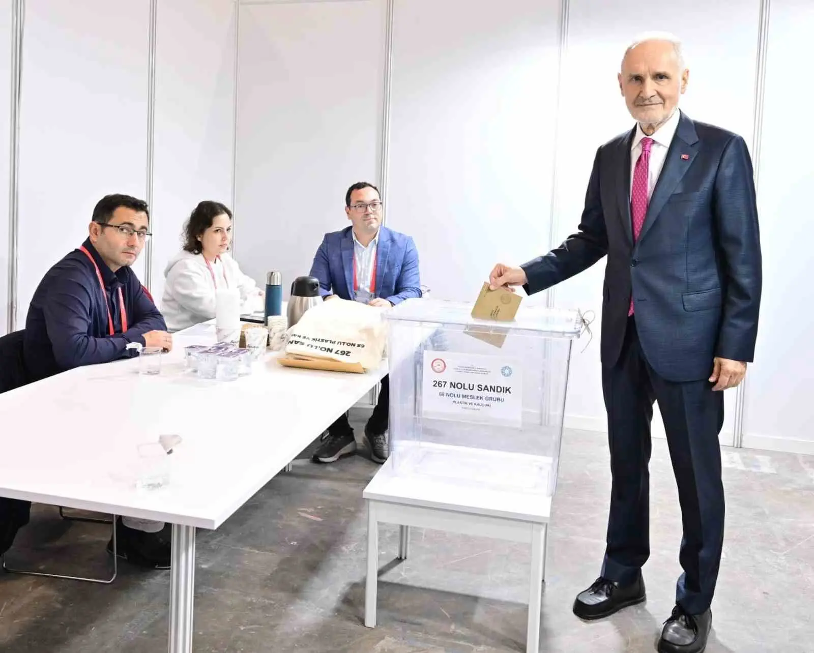 İSTANBUL TİCARET ODASI’NIN (İTO) GELECEK 4 YIL GÖREV YAPACAK MECLİS VE KOMİTE ÜYELERİNİ BELİRLEYECEK SEÇİMLER BUGÜN GERÇEKLEŞTİRİLİYOR. BU KAPSAMDA İSTANBUL TİCARET ODASI BAŞKANI ŞEKİB AVDAGİÇ OYUNU KULLANDI.