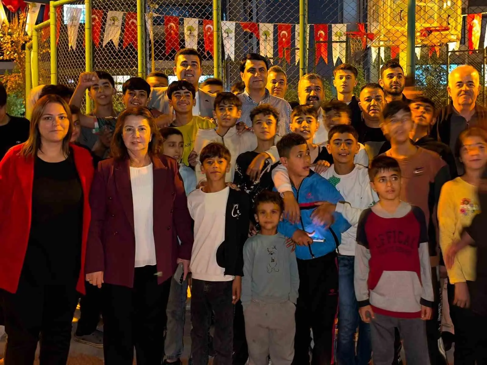 ŞEHİTKAMİL BELEDİYE BAŞKANI UMUT YILMAZ, EYDİBABA MAHALLESİ’NDE YAPIMI TAMAMLANARAK HİZMETE SUNULAN PARKI ZİYARET ETTİ. PARKTA VAKİT GEÇİREN VATANDAŞLARLA SOHBET EDEREK GÖRÜŞ VE ÖNERİLERİNİ DİNLEYEN YILMAZ, ARDINDAN FUTBOL SAHASINA İNEREK GENÇLERLE MAÇ YAPTI.