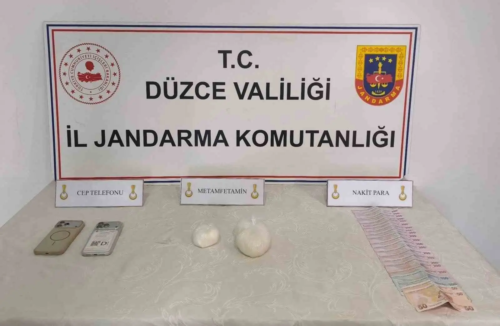 DÜZCE İL JANDARMA KOMUTANLIĞI EKİPLERİNİN DÜZENLEDİĞİ UYUŞTURUCU OPERASYONUNDA ARAÇTA GİZLİ BÖLMEYE SAKLANMIŞ 405,16 GRAM METAMFETAMİN ELE GEÇİRİLDİ. OLAYLA İLGİLİ 2 ŞÜPHELİ GÖZALTINA ALINDI.