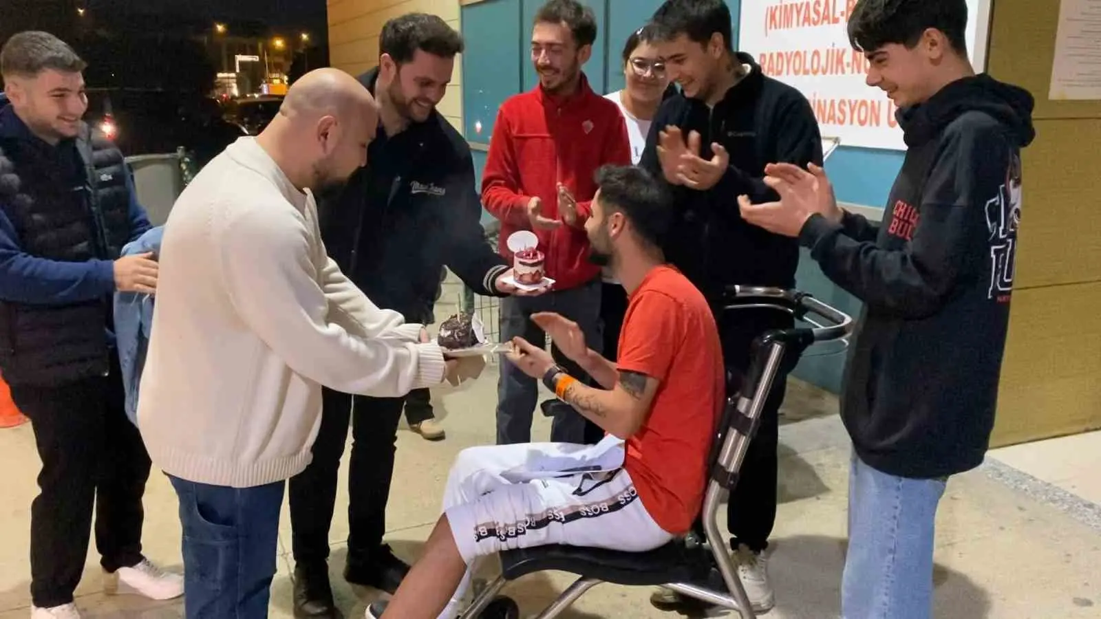 BURSA’NIN İNEGÖL İLÇESİNDE İKİ OTOMOBİLİN ÇARPIŞTIĞI KAZADA YARALANAN GENÇ SÜRÜCÜYE, HASTANEDE AİLESİ VE ARKADAŞLARI TARAFINDAN DOĞUM GÜNÜ SÜRPRİZİ YAPILDI. TEDAVİSİNİN ARDINDAN TEKERLEKLİ SANDALYEYLE ACİL SERVİSTEN ÇIKARILAN GENÇ, PASTASININ ÜZERİNDEKİ MUMLARI SÖNDÜRÜRKEN HEM HÜZNÜ HEM MUTLULUĞU BİR ARADA YAŞADI.