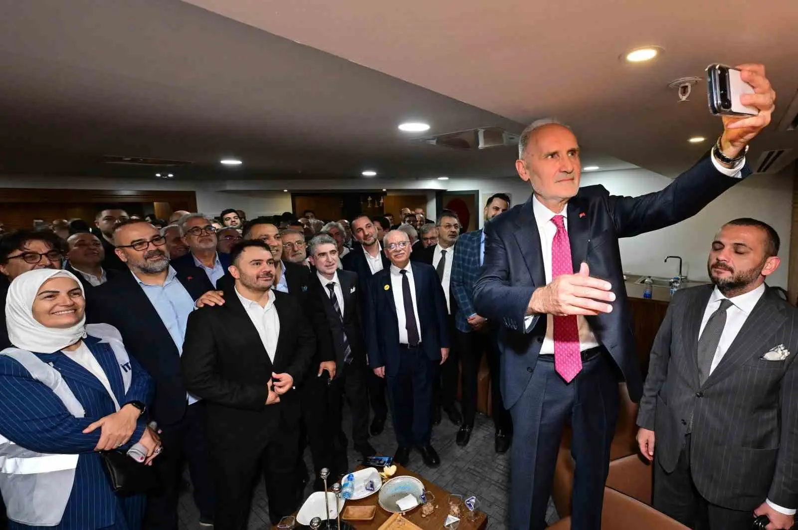 İSTANBUL TİCARET ODASI’NDA (İTO) 80 MESLEK KOMİTESİNİN VE YENİ MECLİSİN ÜYELERİNİN BELİRLENMESİ İÇİN YAPILAN SEÇİMLERDE YAKLAŞIK 50 BİN OY KULLANILDI.