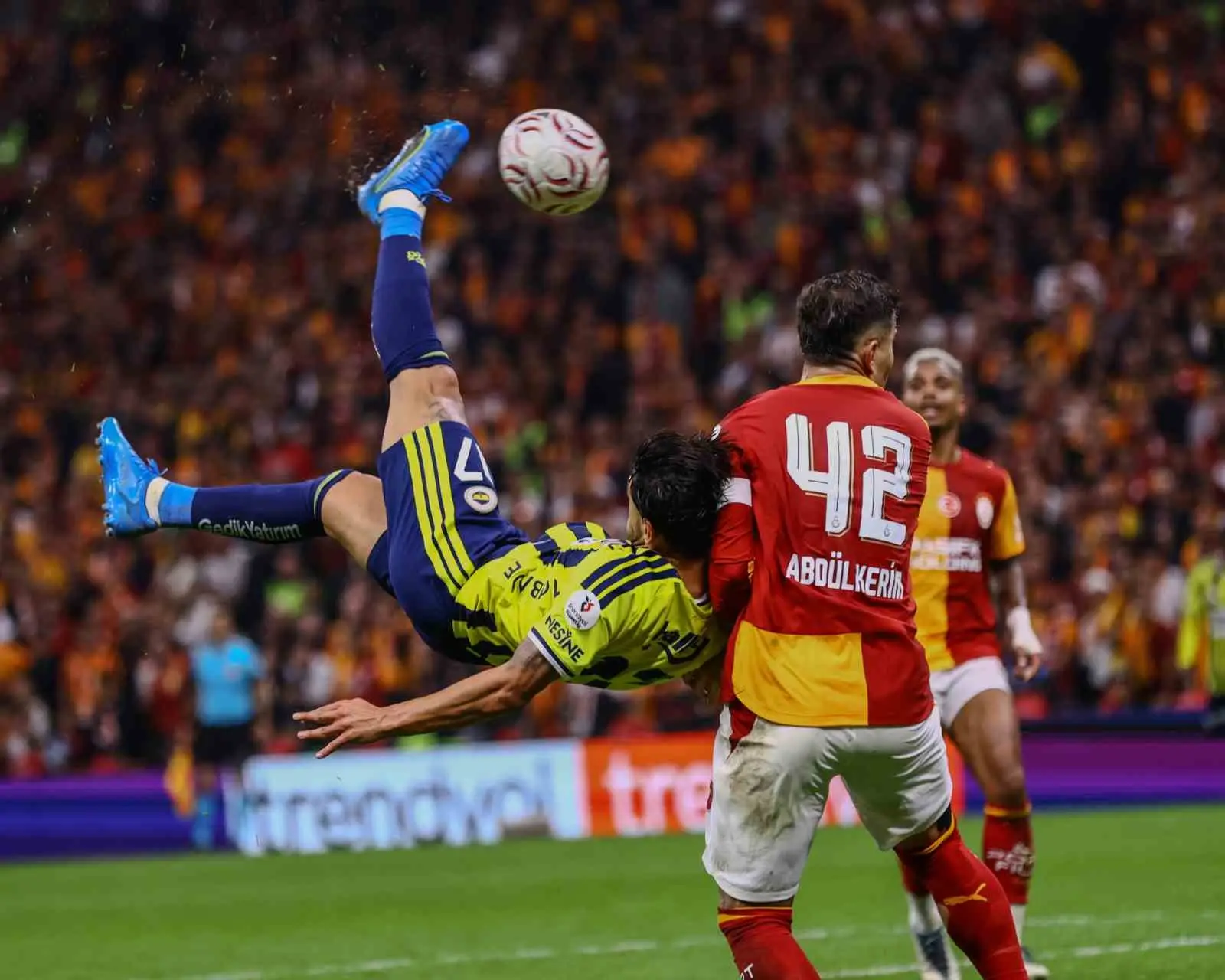 FENERBAHÇE’DE İRFAN CAN KAHVECİ, GALATASARAY FİLELERİNİ HAVALANDIRARAK İLK KEZ GALATASARAY DERBİSİNDE GOLE İMZA ATTI.