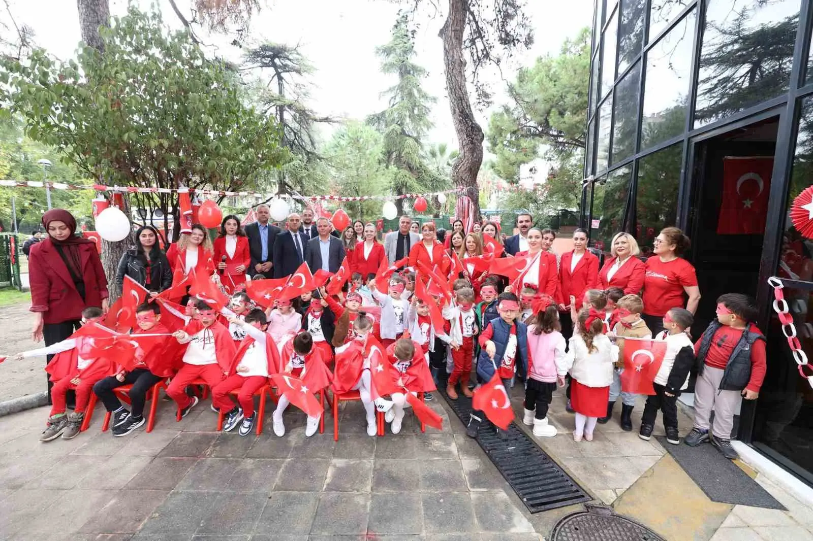 MANİSA’NIN ŞEHZADELER İLÇESİNDE BELEDİYEYE BAĞLI ÇOCUK EVLERİNDE 29 EKİM CUMHURİYET BAYRAMI, MİNİKLERİN ŞİİR, DANS VE FOLKLOR GÖSTERİLERİYLE KUTLANDI. ŞEHZADELER BELEDİYE BAŞKANI HAKAN ŞİMŞEK DE ÇOCUKLARIN HEYECANINA ORTAK OLDU.