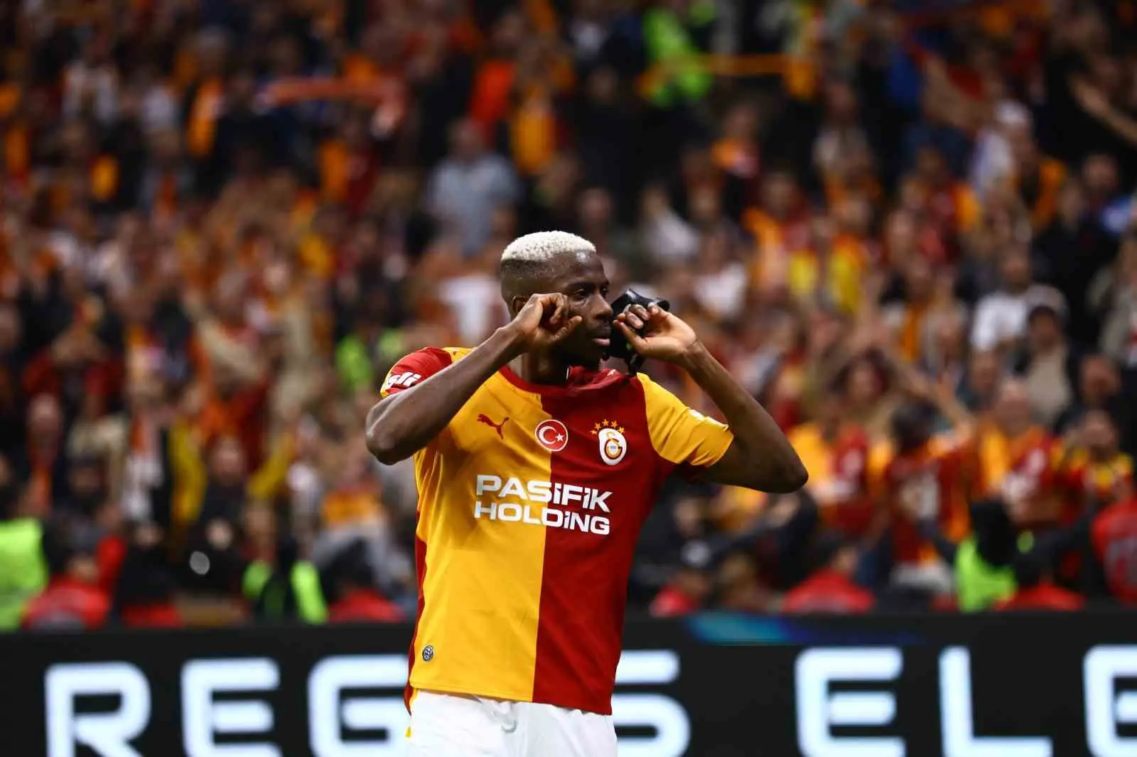 GALATASARAY’IN NİJERYALI FUTBOLCUSU VİCTOR OSİMHEN, FENERBAHÇE DERBİLERİNDEKİ GOL SAYISINI 5 YAPTI.