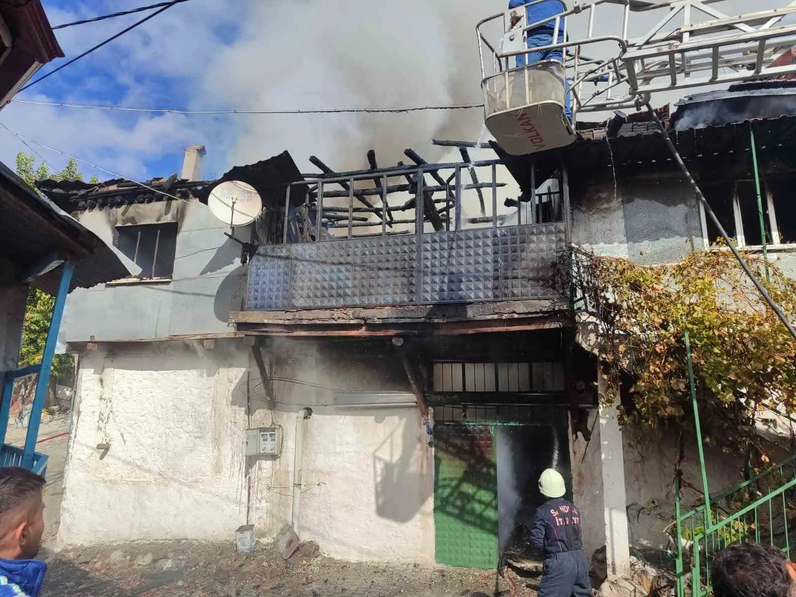 AFYONKARAHİSAR'IN SANDIKLI İLÇESİNE BAĞLI ÇAMBEYLİ KÖYÜNDE İKİ KATLI AHŞAP EVDE ÇIKAN YANGIN, İTFAİYE EKİPLERİNİN MÜDAHALESİYLE ÇEVRE BİNALARA SIÇRAMADAN SÖNDÜRÜLDÜ.