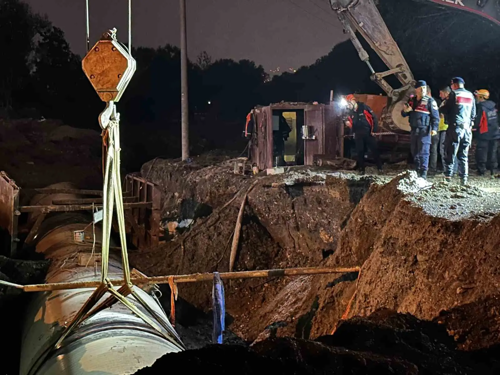 SAKARYA'NIN ARİFİYE İLÇESİNDE GECE SAATLERİNDE BİR İNŞAATTA MEYDANA GELEN GÖÇÜKTE TOPRAK ALTINDA KALAN İŞÇİ, EKİPLERİN MÜDAHALESİYLE KURTARILARAK HASTANEYE SEVK EDİLDİ.