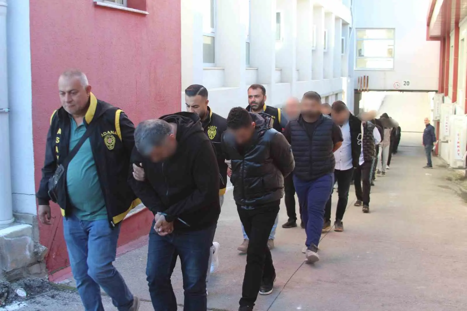 ADANA MERKEZLİ 7 İLDE DÜZENLENEN VE 58 ŞÜPHELİNİN TUTUKLANDIĞI SİGORTA DOLANDIRICILIĞI OPERASYONUNUN YENİ DETAYLARI ORTAYA ÇIKTI. ŞEBEKENİN, ARAÇ SAHİPLERİYLE ANLAŞARAK KİRALIK SÜRÜCÜLERLE KURGU KAZALAR YAPTIĞI, 98 FARKLI ARACI 77 KAZADA KULLANARAK SİGORTA ŞİRKETLERİNİ YAKLAŞIK 25 MİLYON TL ZARARA UĞRATTIĞI ÖNE SÜRÜLDÜ. BİR OTOMOBİLİN İSE 7 FARKLI KURGU KAZADA KULLANILDIĞI BELİRLENDİ.