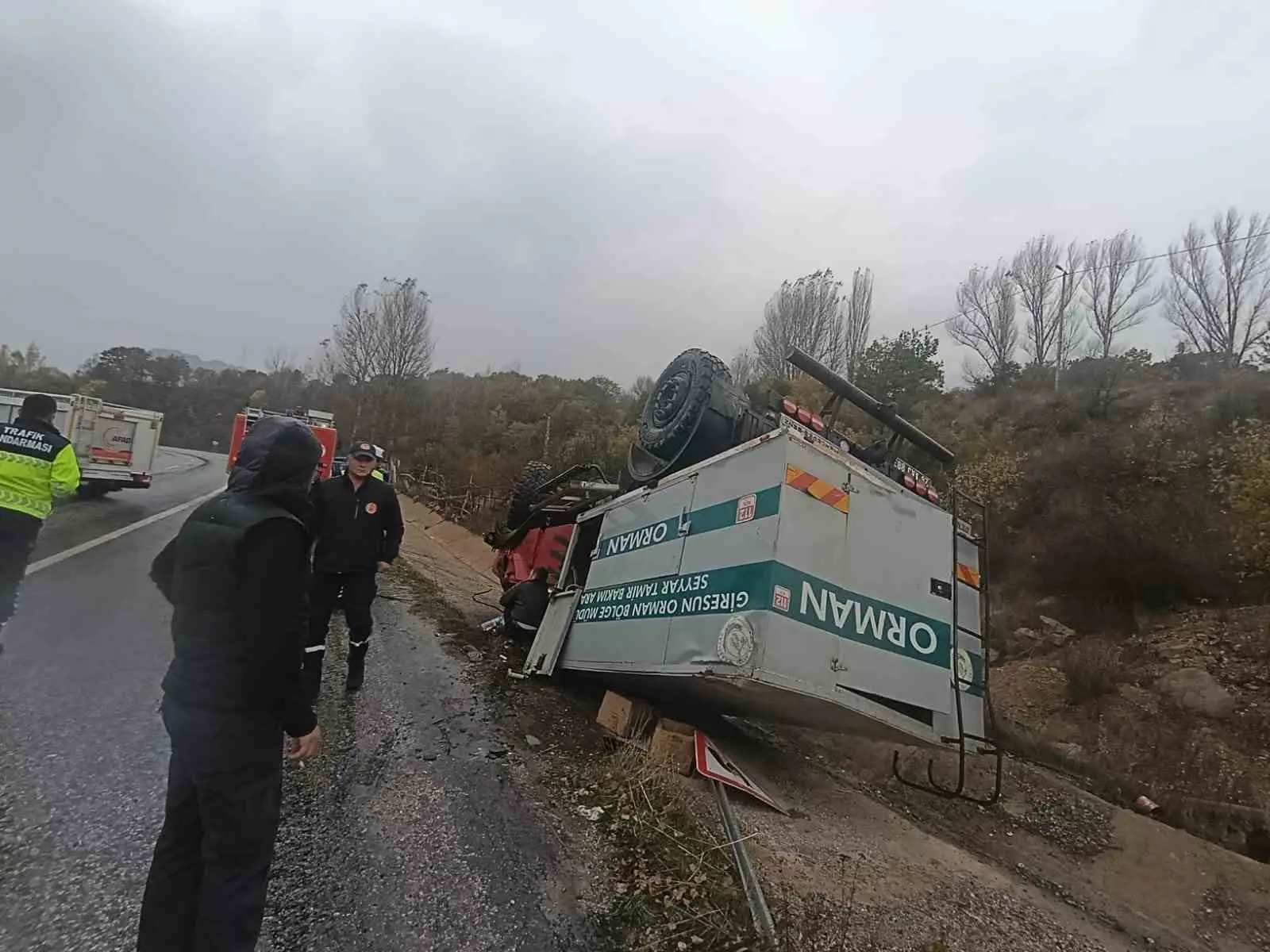 SİVAS'IN SUŞEHRİ İLÇESİNDE, GİRESUN ORMAN BÖLGE MÜDÜRLÜĞÜNE AİT SEYYAR TAMİR BAKIM ARACI DEVRİLDİ. KAZADA 3 PERSONEL YARALANDI.