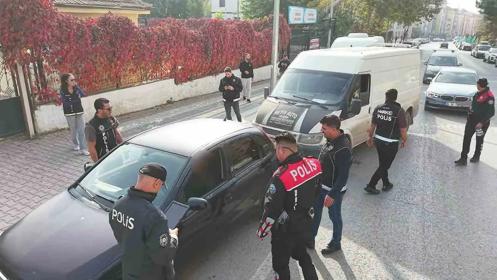 MALATYA'DA ÖĞRENCİLERİN HUZUR VE GÜVEN İÇERİSİNDE EĞİTİMLERİNİ SÜRDÜREBİLMELERİNİ SAĞLAMAK AMACIYLA OKUL ÇEVRELERİNDE DENETİM YAPILDI.