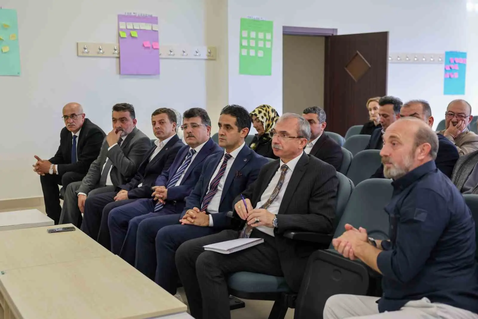 ONDOKUZ MAYIS ÜNİVERSİTESİ (OMÜ) YÖNETİMİ, BAFRA’NIN YEREL YÖNETİCİLERİ, SİYASİ PARTİ TEMSİLCİLERİ VE İLÇENİN ÖNDE GELEN İSİMLERİYLE BAFRA ECZACILIK FAKÜLTESİNDE BİR ARAYA GELDİ. REKTÖR YARDIMCISI PROF. DR. ÇETİN KURNAZ VE AK PARTİ SAMSUN MİLLETVEKİLİ ORHAN KIRCALI’NIN KATILIMIYLA GERÇEKLEŞTİRİLEN GÖRÜŞMEDE, BAFRA YERLEŞKESİNİN GELİŞİMİ VE ÜNİVERSİTEDEKİ EĞİTİM İMKÂNLARININ İYİLEŞTİRİLMESİNE YÖNELİK KONULAR ELE ALINDI.