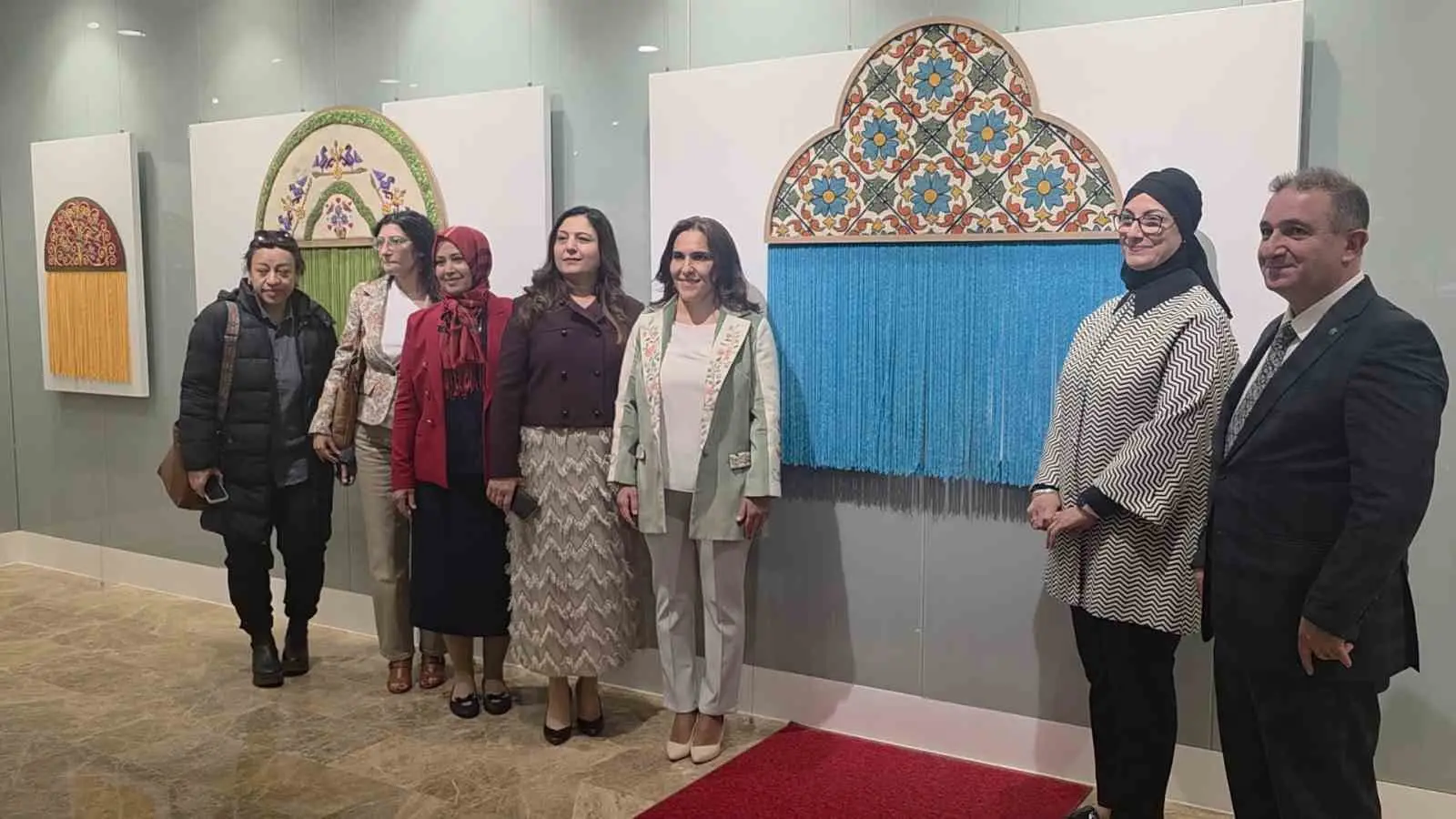 KÜTAHYA DUMLUPINAR ÜNİVERSİTESİ'NDE (DPÜ) DOÇ. DR. SANATÇI BİRNAZ ER CENGİZ'İN HAZIRLADIĞI "ANADOLU'NUN İZLERİ: KEÇE VE MOTİF" SERGİSİ AÇILDI.