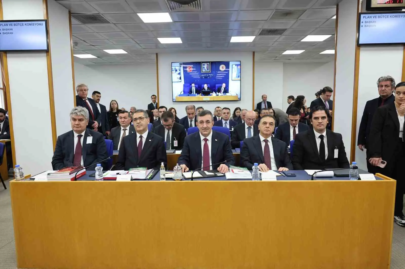CUMHURBAŞKANI YARDIMCISI CEVDET YILMAZ, "2027 YILI BÜTÇEMİZDE ÖZELLİKLE EMEKLİLERİMİZİ ÖNCELİKLENDİRDİK. BÜTÇEMİZİ HAZIRLARKEN EMEKLİLERİMİZE ENFLASYONLA GELECEK ARTIŞIN DAHA ÜSTÜNDE BİR İMKAN SAĞLAMAYI ESAS ALARAK BİR BÜTÇEMİZİ HAZIRLADIK" DEDİ.