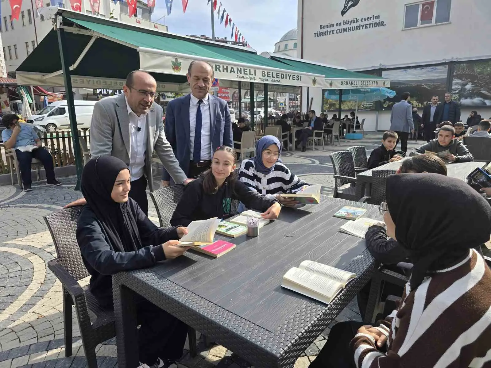 ORHANELİ MEYDAN KAFE ÇAY BAHÇESİNDE DÜZENLENEN KİTAP OKUMA ETKİNLİĞİNE ORHANELİ BELEDİYE BAŞKANI ALİ OSMAN TAYIR, MİLLİ EĞİTİM MÜDÜRÜ MEHMET TAYIR, HACI MUSTAFA ÖDEN İMAM HATİP ORTAOKULU MÜDÜRÜ ENGİN TANRIKULU, ÖĞRENCİLER, VELİLER VE VATANDAŞLAR KATILDI.