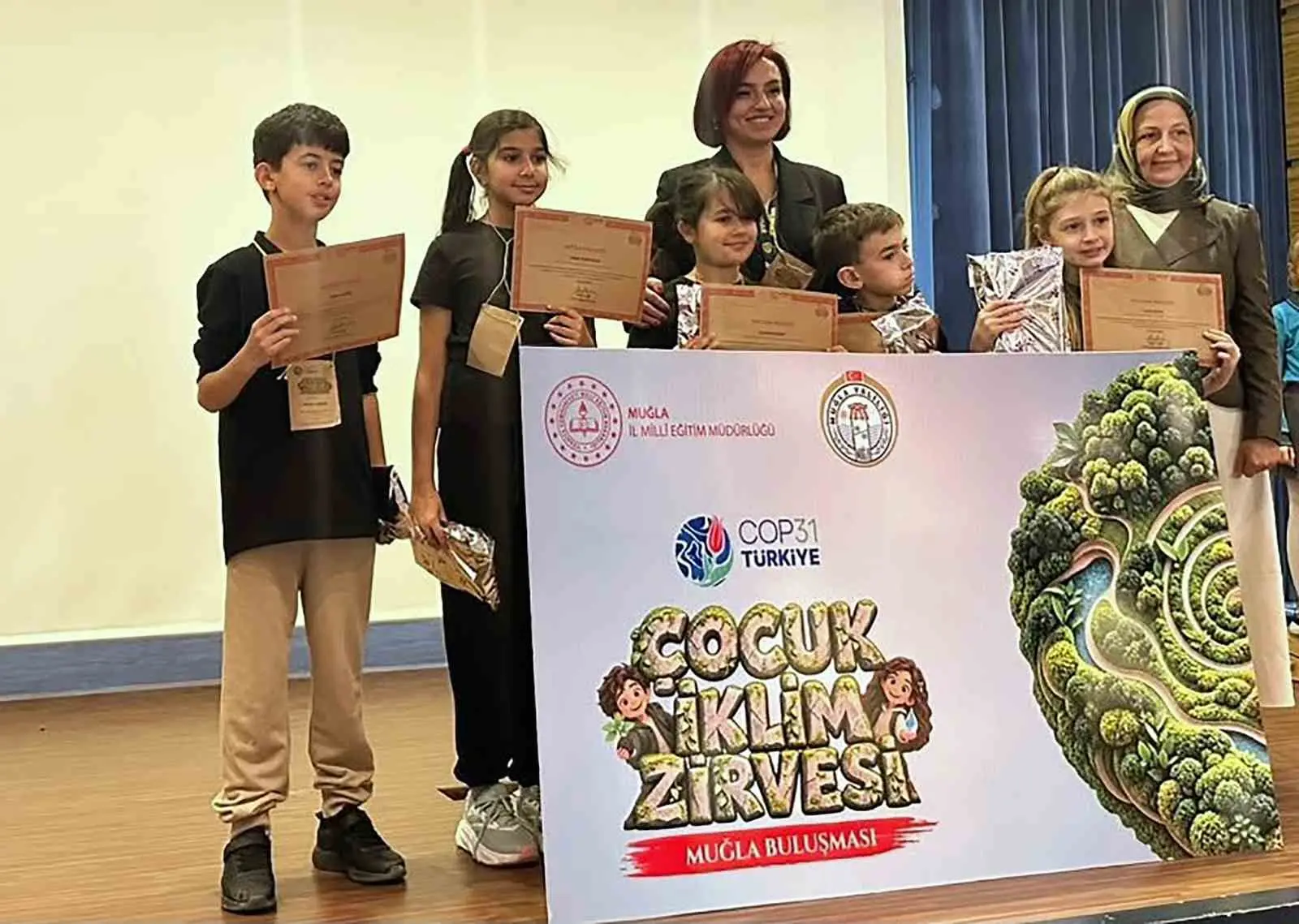 MİLLÎ EĞİTİM BAKANLIĞININ COP31 KAPSAMINDAKİ ÇALIŞMALARI DOĞRULTUSUNDA DÜZENLENEN ÇOCUK İKLİM ZİRVESİ MUĞLA BULUŞMASI, FARKLI İLÇELERDEN ÖĞRENCİLERİ BİR ARAYA GETİRDİ.