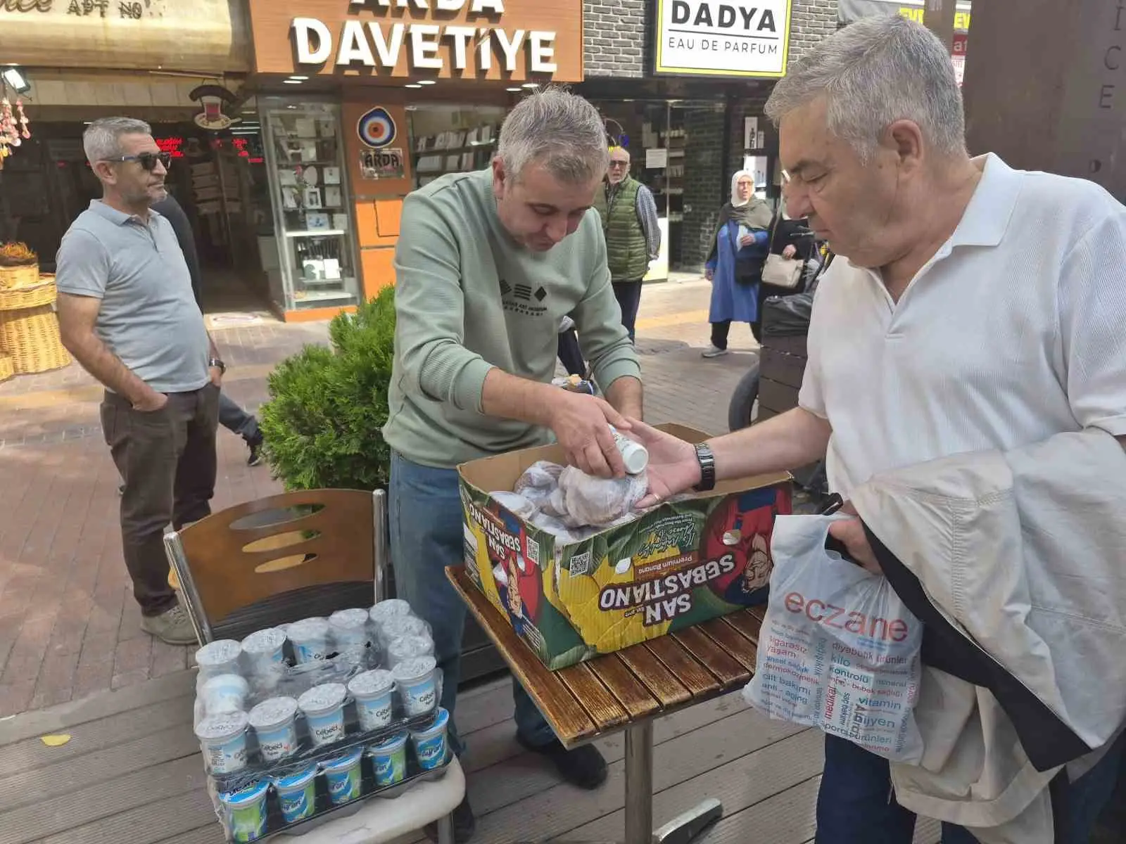 ESKİŞEHİR’İN TARİHİ HAMAMYOLU CADDESİ’NDE ESNAFLIK YAPAN MEHMET HORUZ, VATANDAŞLARIN BAĞIŞLARIYLA GELEN GEÇENE SİMİT, AYRAN VE SU DAĞITARAK HAYIR KÖPRÜSÜ KURDU.