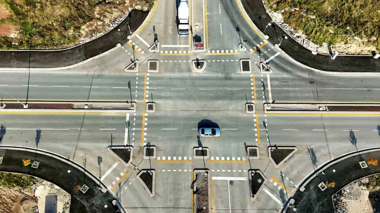 ESKİŞEHİR BÜYÜKŞEHİR BELEDİYESİ, AŞAĞI SÖĞÜTÖNÜ MAHALLESİ’NDEKİ BULVARLARDA YOL ÇİZGİ VE TRAFİK İŞARETLEME ÇALIŞMALARINI TAMAMLADI. "Bİ’FİKİRLE ESKİŞEHİR" KAPSAMINDA YER ALAN "PARK YERLERİNİN ÇİZİLEREK BELİRTİLMESİ" PROJESİNİ DE HAYATA GEÇİREN BÜYÜKŞEHİR BELEDİYESİ, PARK ALANLARINDAN YAYA GEÇİTLERİNE, BİSİKLET VE MOTOSİKLET PARK YERLERİNDEN TRAFİK YÖNLENDİRMELERİNE KADAR BİRÇOK DÜZENLEMEYLE ULAŞIMDA GÜVENLİĞİ VE DÜZENİ GÜÇLENDİRDİ.