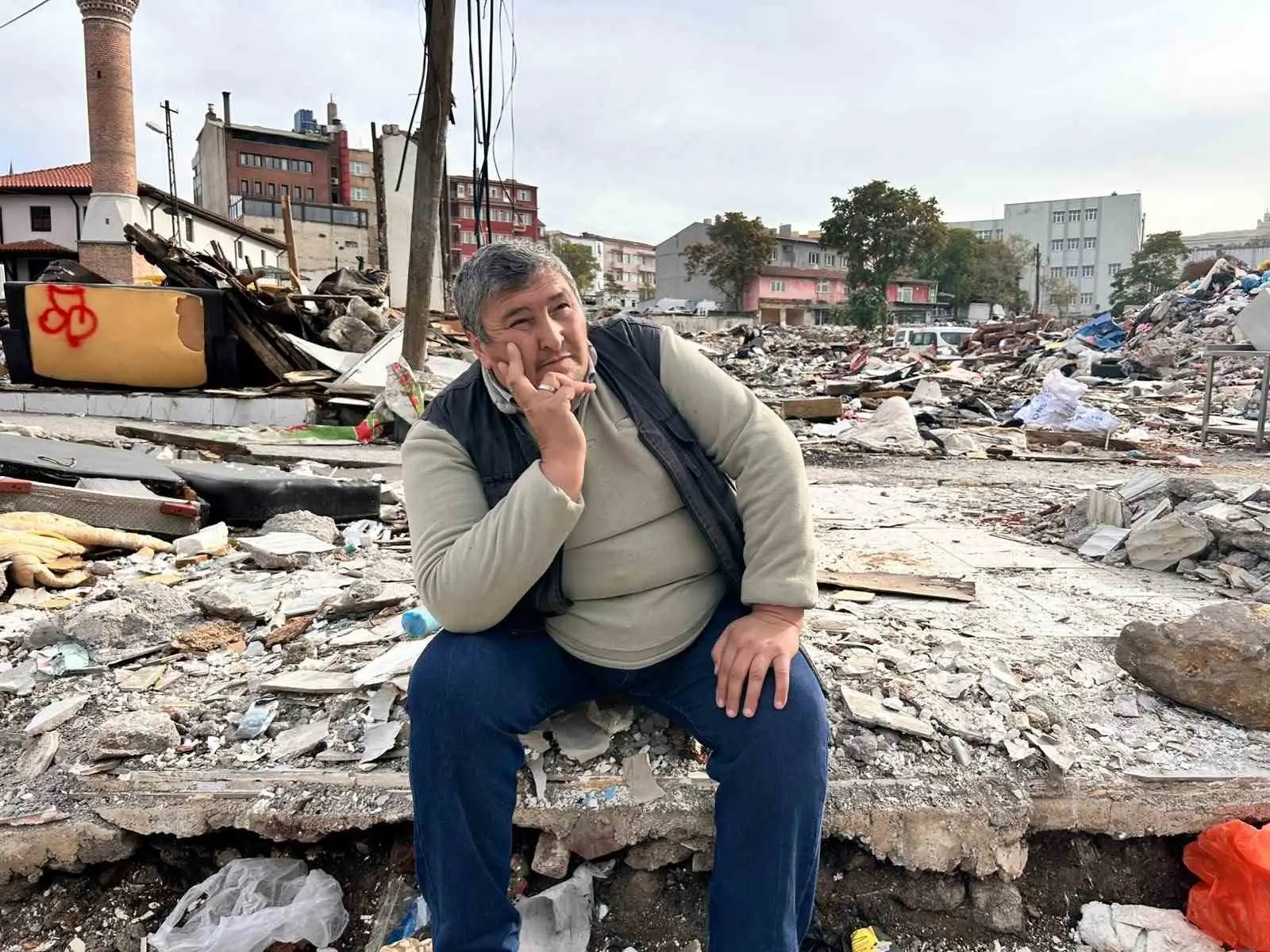 KENAN YAĞ, İTFAİYE MEYDANI'NDAKİ DÜKKANLARIN YIKILMASININ ARDINDAN BABADAN KALMA İŞ YERİNİ KAYBETTİĞİNİ BELİRTTİ.