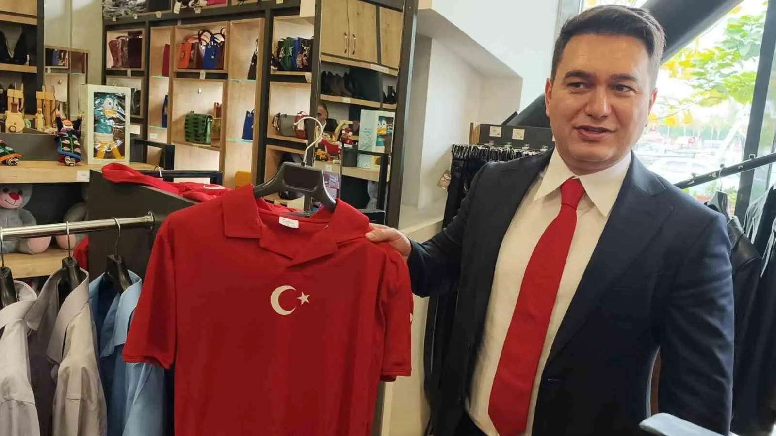 MERSİN CUMHURİYET BAŞSAVCISI YASİN EMRE, KENTTE GÖREV YAPAN GAZETECİLERLE İŞYURTLARI KURUMU SATIŞ MAĞAZASINDA BİR ARAYA GELEREK CEZA İNFAZ KURUMLARINDA YÜRÜTÜLEN ÜRETİM FAALİYETLERİ VE HÜKÜMLÜLERİN TOPLUMA KAZANDIRILMASINA YÖNELİK ÇALIŞMALAR HAKKINDA BİLGİ VERDİ.