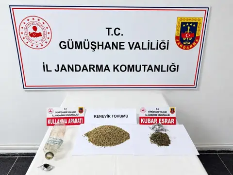 GÜMÜŞHANE’DE JANDARMA EKİPLERİNCE DURDURULAN ARAÇTA 7,5 GRAM KUBAR ESRAR VE 102,8 GRAM KENEVİR TOHUMU ELE GEÇİRİLDİ.