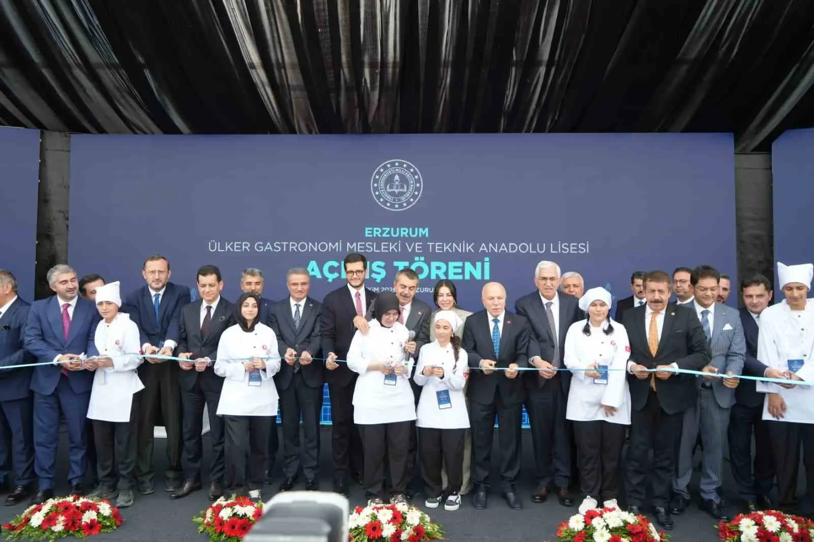 GASTRONOMİ ALANINDA NİTELİKLİ İNSAN KAYNAĞI YETİŞTİRMEK AMACIYLA HAYATA GEÇİRİLEN TÜRKİYE GASTRONOMİ LİSELERİ PROJESİ’NİN İLK ADIMI ERZURUM’DA ATILDI. ÜLKER GASTRONOMİ MESLEKİ VE TEKNİK ANADOLU LİSESİ’NİN AÇILIŞI, MİLLİ EĞİTİM BAKANI YUSUF TEKİN’İN KATILIMIYLA GERÇEKLEŞTİRİLDİ.