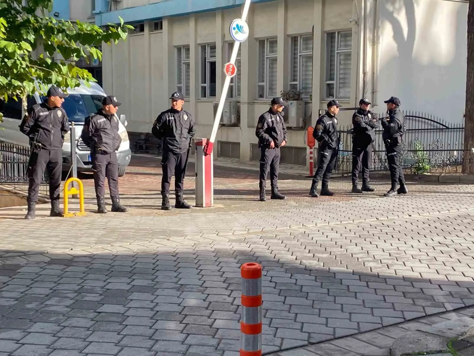 DENİZLİ'DE MERKEZEFENDİ BELEDİYESİ'NE İMARDA USULSÜZLÜKLER NEDENİYLE GEÇTİĞİMİZ GÜNLERDE ARAMA YAPILMIŞ BUGÜN SABAHA SAATLERİNDE İSE DÜZENLENEN OPERASYONLA 27 KİŞİ GÖZALTINA ALINDI.