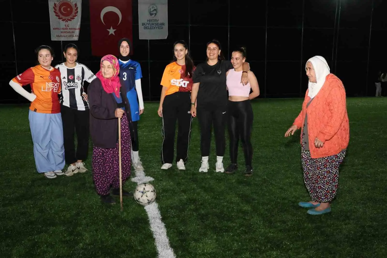 HATAY’IN HASSSA İLÇESİNDE YAŞAYAN KADINLAR, KURDUKLARI FUTBOL TAKIMLARIYLA CUMHURİYET BAYRAMI’NI HBB BÜNYESİNDE HİZMET VEREN ARPALIUŞAĞI HALI SAHASINDA KUTLADI. MAÇLARDA BAŞLAMA VURUŞUNU BASTONUYLA ŞALVARLI KADINLAR YAPTI.