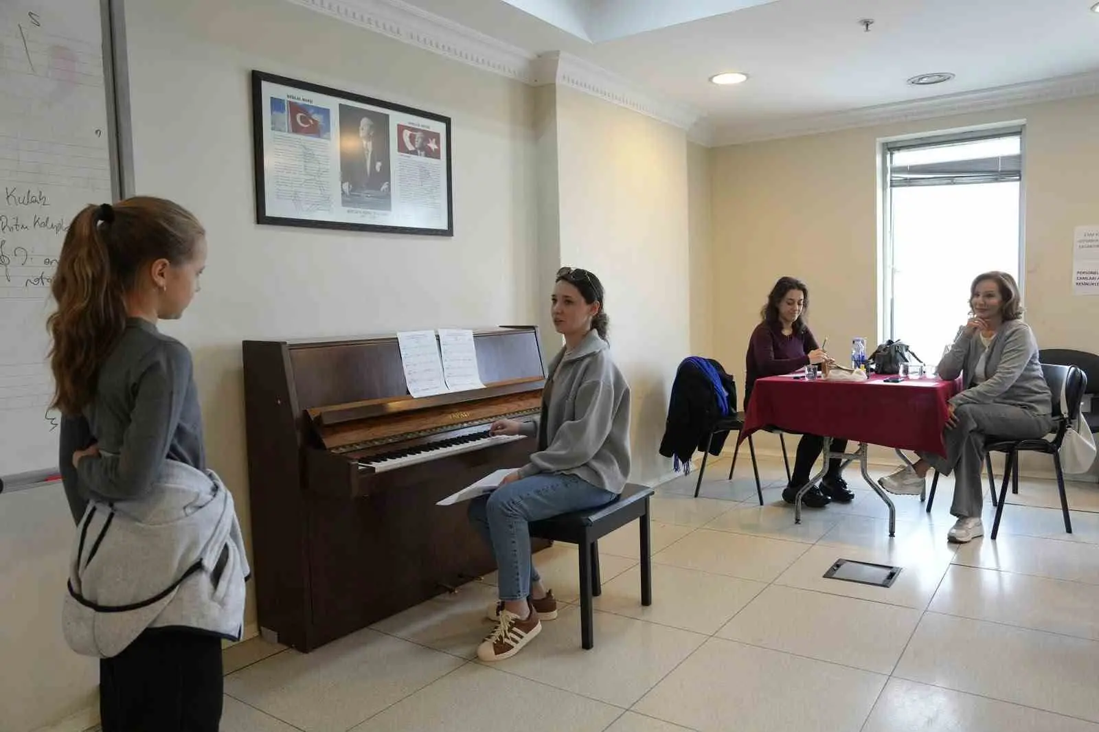 PİYANO, GİTAR, KEMAN VE FARKLI ENSTRÜMAN BRANŞLARINDA GERÇEKLEŞTİRİLEN SINAVLARDA ADAYLAR, AKADEMİDE EĞİTİM ALMA HAYALİYLE JÜRİ KARŞISINA ÇIKTI.