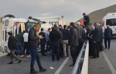 VAN’IN GÜRPINAR İLÇESİNDE TIRIN DEVRİLMESİ SONUCUNDA 1 KİŞİ YARALANDI.