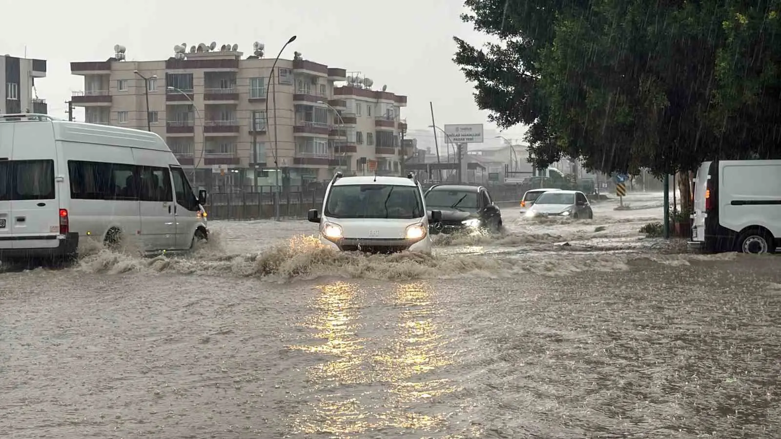 MERSİN’İN TARSUS İLÇESİNDE ETKİLİ OLAN SAĞANAK YAĞIŞ NEDENİYLE BAZI MAHALLELERDE YOLLAR VE SİTE BAHÇELERİ YAĞMUR SUYUYLA DOLARKEN, VATANDAŞLAR ZOR ANLAR YAŞADI.