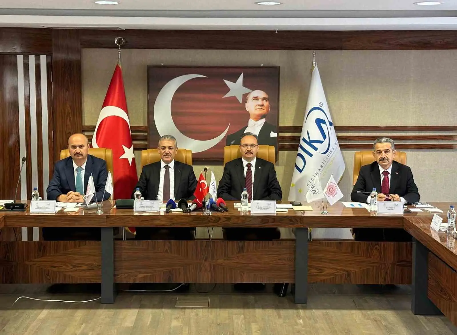 TOPLANTIYA MARDİN VALİSİ TUNCAY AKKOYUN’UN YANI SIRA SİİRT VALİSİ KEMAL KIZILKAYA, BATMAN VALİSİ EKREM CANALP, ŞIRNAK VALİSİ BİROL EKİCİ, MECLİS BAŞKANLARI, TİCARET VE SANAYİ ODASI BAŞKANLARI İLE DİKA YETKİLİLERİ KATILDI.