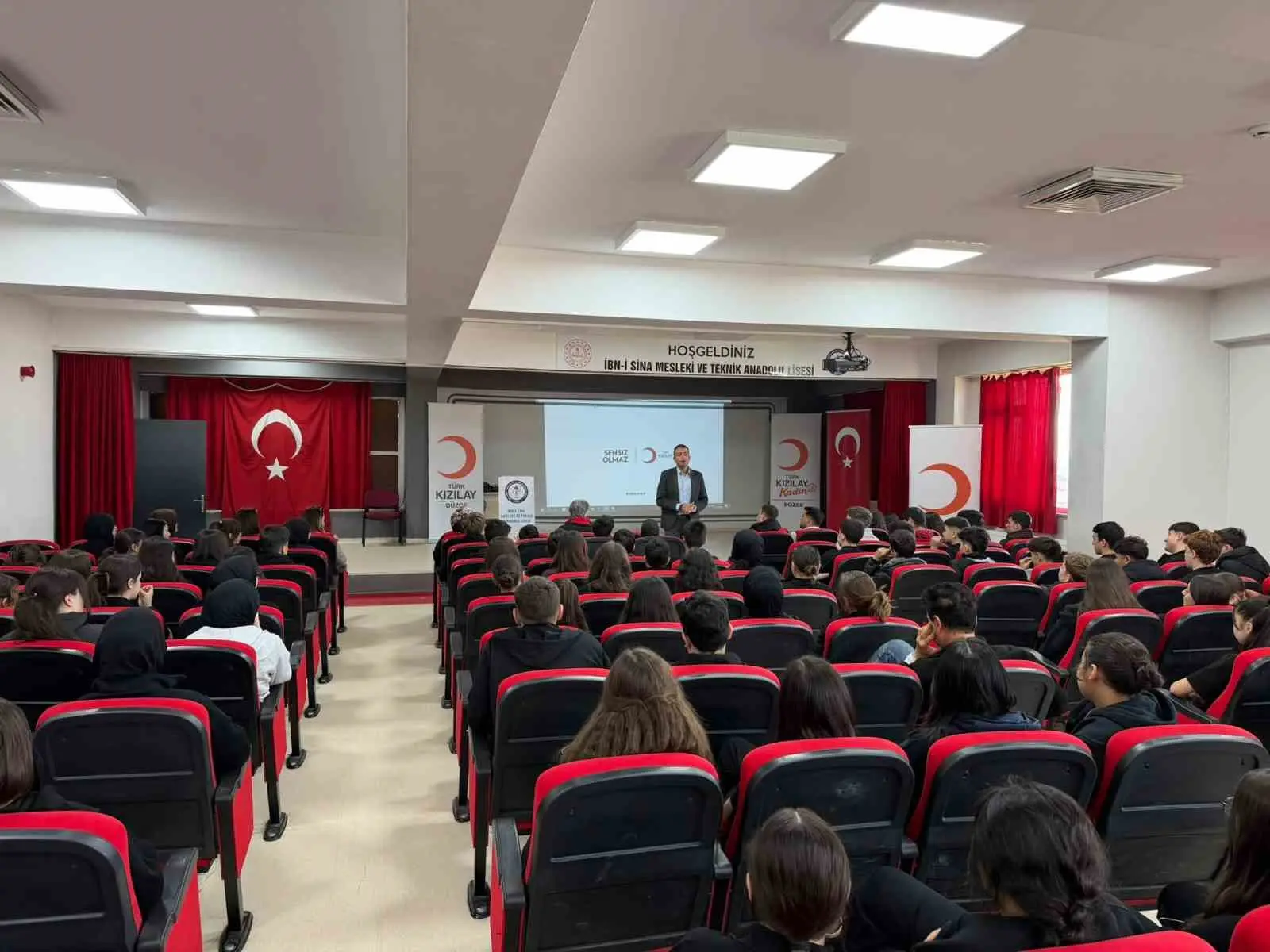 DÜZCE İBN-İ SİNA MESLEKİ VE TEKNİK ANADOLU LİSESİ’NDE ÖĞRENCİLERE YÖNELİK KIZILAY TANITIMI, AKRAN EĞİTİMİ VE İLK YARDIM EĞİTİMİ DÜZENLENDİ.