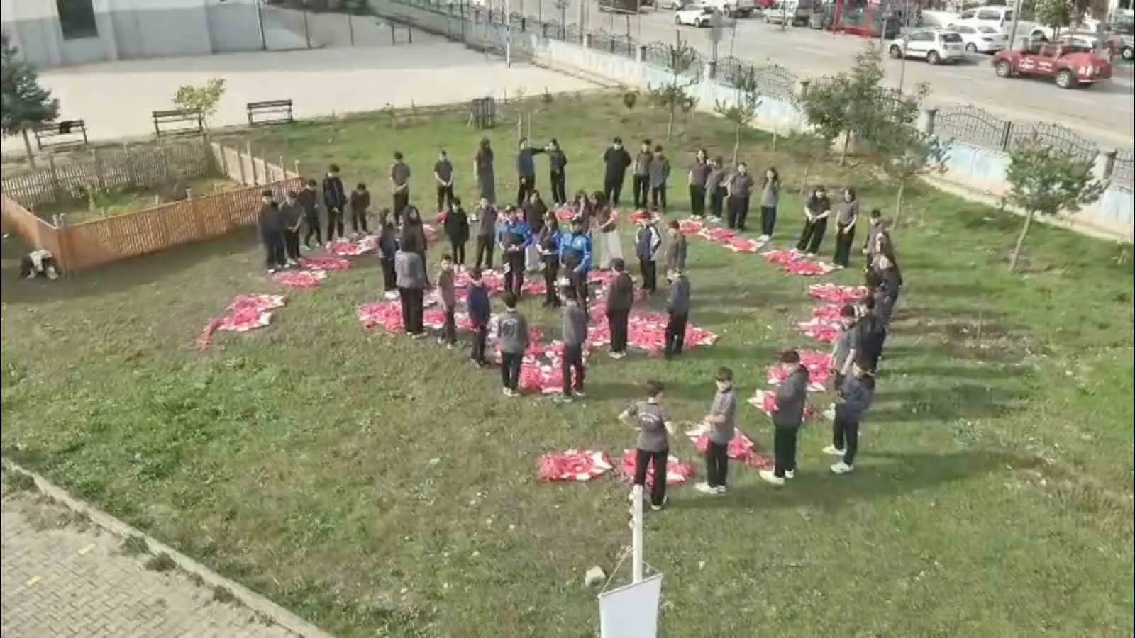 BOLU’DA POLİS EKİPLERİ, CUMHURİYET’İN 103. YIL DÖNÜMÜ DOLAYISIYLA DÜZENLENEN ETKİNLİKTE ÖĞRENCİLERLE BİRLİKTE TÜRK BAYRAĞI DESENLİ 103 UÇURTMAYI GÖKYÜZÜNE BIRAKTI. ETKİNLİKTE ÖĞRENCİLER YARIŞMALARLA DA EĞLENCELİ VAKİT GEÇİRDİ.