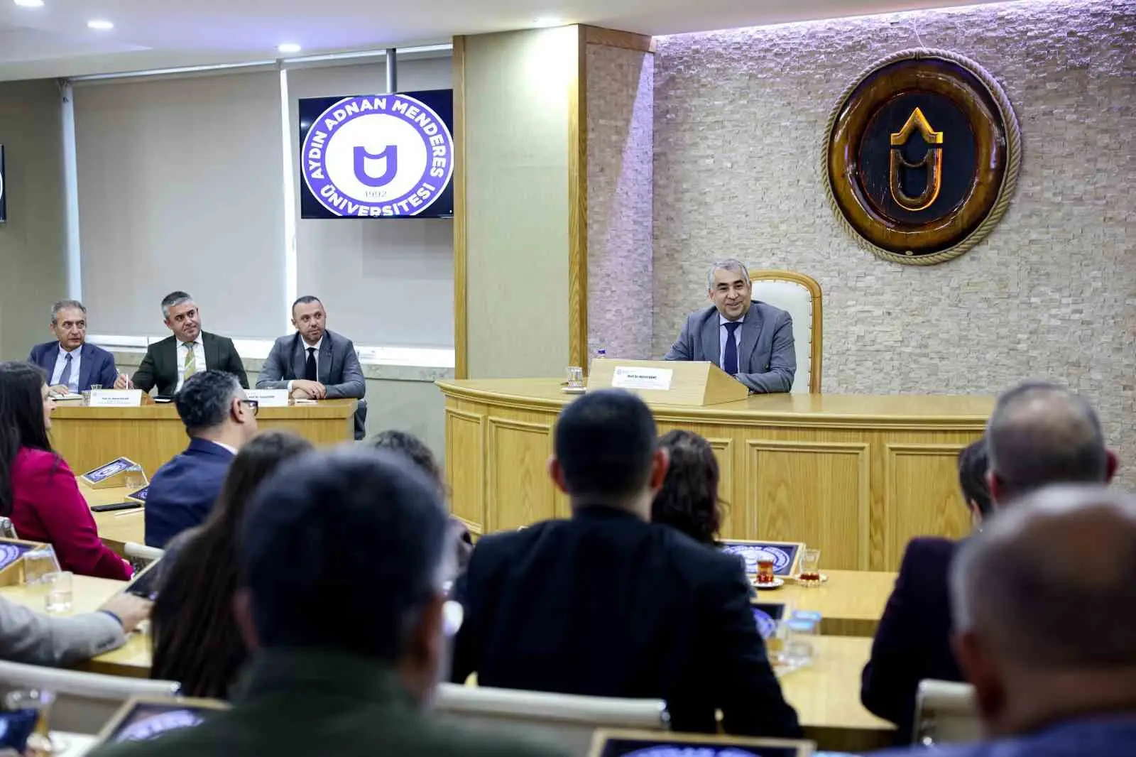 AYDIN ADNAN MENDERES ÜNİVERSİTESİ'NDE (ADÜ) 6 MESLEK YÜKSEKOKULUNDAKİ ÇEŞİTLİ PROGRAMLARIN AKREDİTASYON SÜREÇLERİ KAPSAMINDA DEĞERLENDİRME TOPLANTISI GERÇEKLEŞTİRİLİRKEN, ÜNİVERSİTEDE 36 BÖLÜM VE PROGRAMIN AKREDİTASYON BELGESİ ALDIĞI, 40'TAN FAZLA BÖLÜM VE PROGRAMIN İSE AKREDİTASYON SÜRECİNİN DEVAM ETTİĞİ AÇIKLANDI.