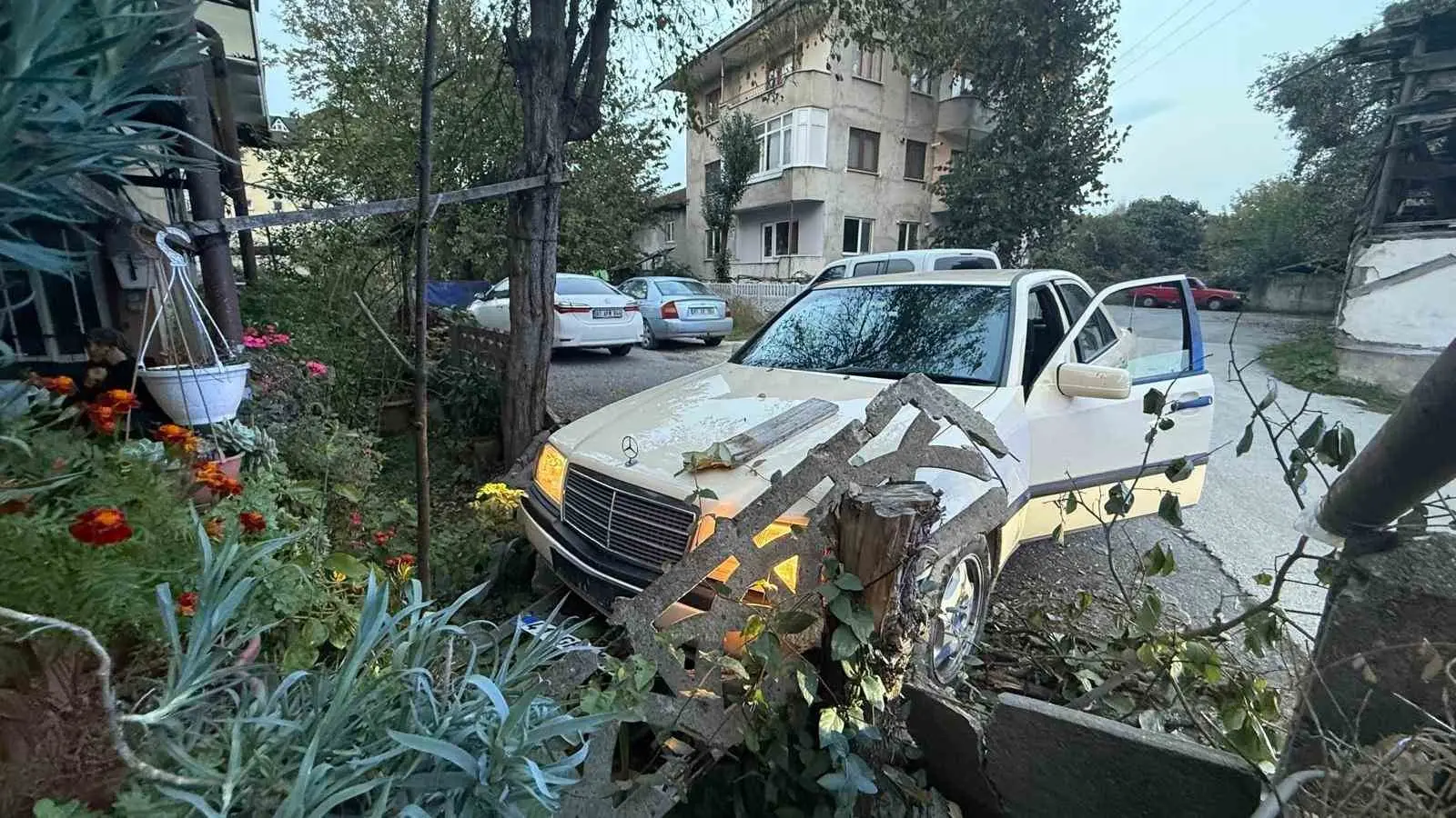 KOCAELİ’DEN ÇALINAN MERCEDES MARKA OTOMOBİLLE ANKARA’YA GİTMEYE ÇALIŞAN 2 ŞÜPHELİ, DÜZCE’DE POLİSİN TAKİBİNE TAKILDI. DAKİKALAR SÜREN KOVALAMACA, ARACIN BAHÇE DUVARINA ÇARPMASIYLA SONA ERDİ. YAYA OLARAK KAÇAN ŞÜPHELİLER, MAHALLE SAKİNLERİNİN DE YARDIMIYLA YAKALANDI.