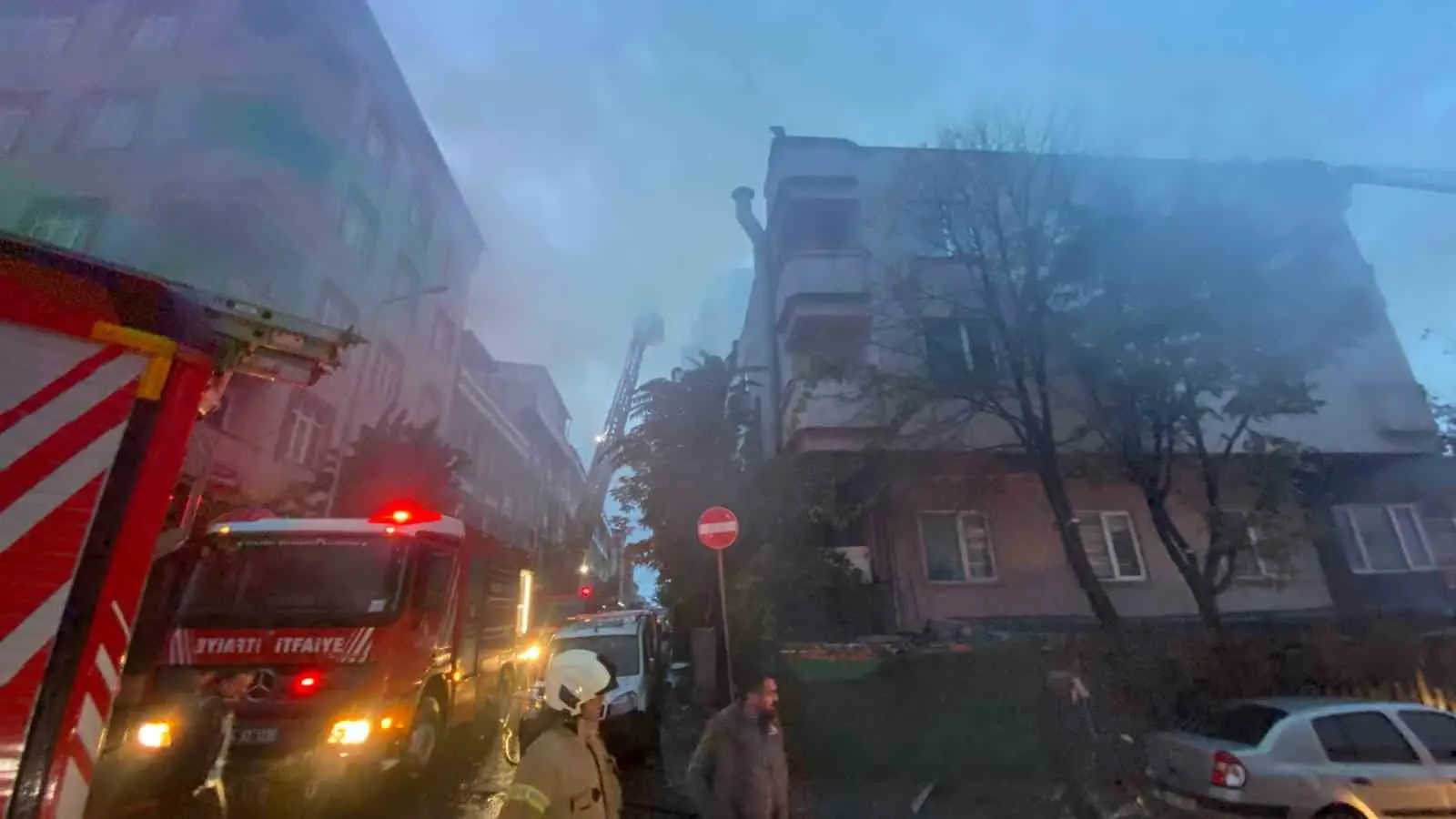 KÜÇÜKÇEKMECE’DE, 4 KATLI TEKSTİL ATÖLYESİNİN ÇATISINDA BAŞLAYAN YANGIN YAN ÇATIYA SIÇRADI. RÜZGARIN DA ETKİSİYLE BÜYÜYEN YANGINA İTFAİYE EKİĞLERİNİN MÜDAHALESİ SÜRÜYOR.