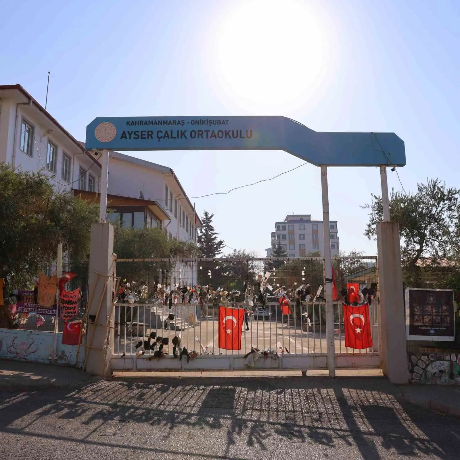 KAHRAMANMARAŞ’TA OKUL SALDIRISINDA HAYATINI KAYBEDEN ÖĞRENCİLERİN İSİMLERİ, KENTTEKİ BAZI OKULLARA VERİLDİ.