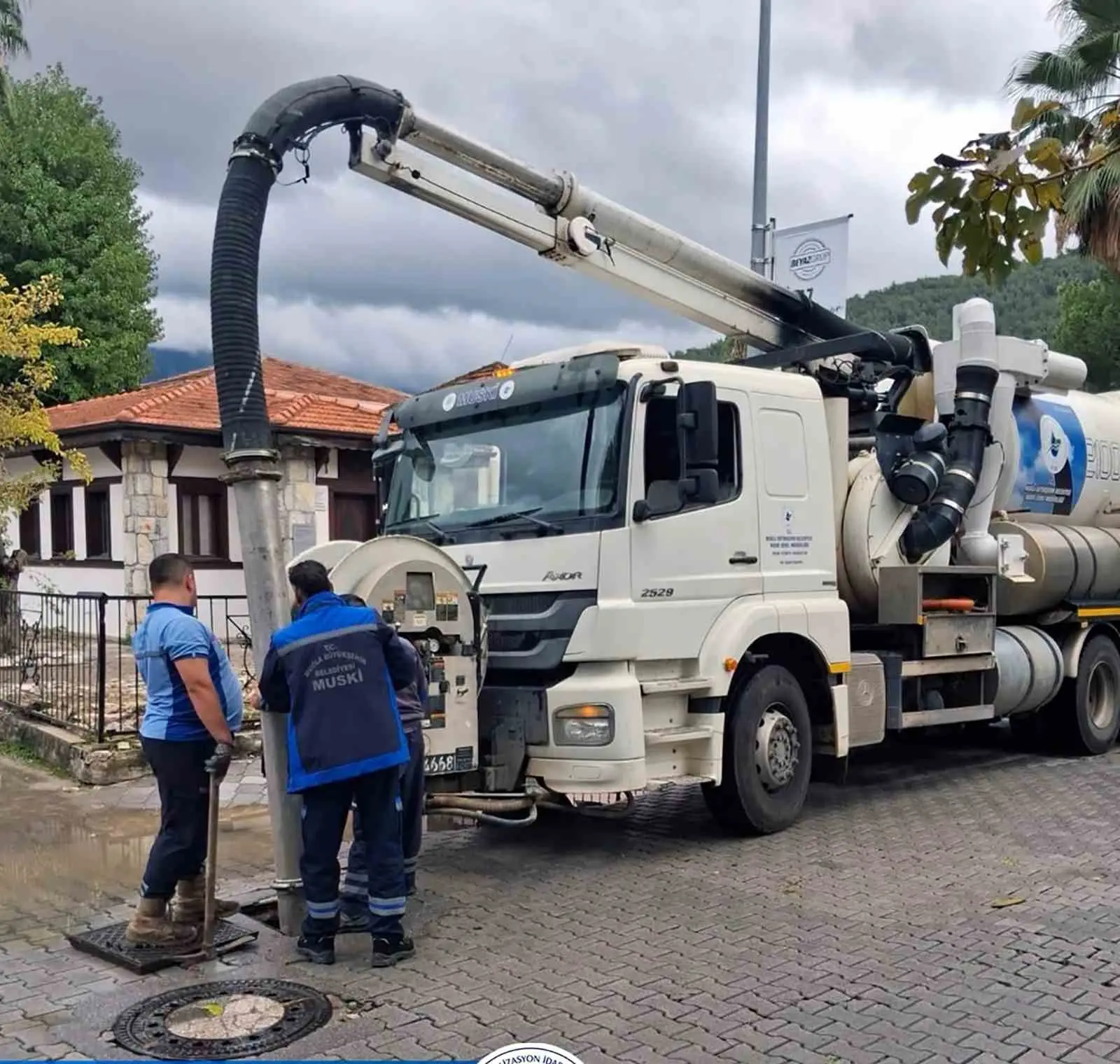 MUĞLA GENELİNDE ETKİLİ OLAN YAĞIŞLARIN ARDINDAN BÜYÜKŞEHİR BELEDİYESİ VE MUSKİ GENEL MÜDÜRLÜĞÜ EKİPLERİ, OLUMSUZLUKLARIN ÖNÜNE GEÇMEK AMACIYLA KOORDİNELİ ÇALIŞMA YÜRÜTTÜ.
