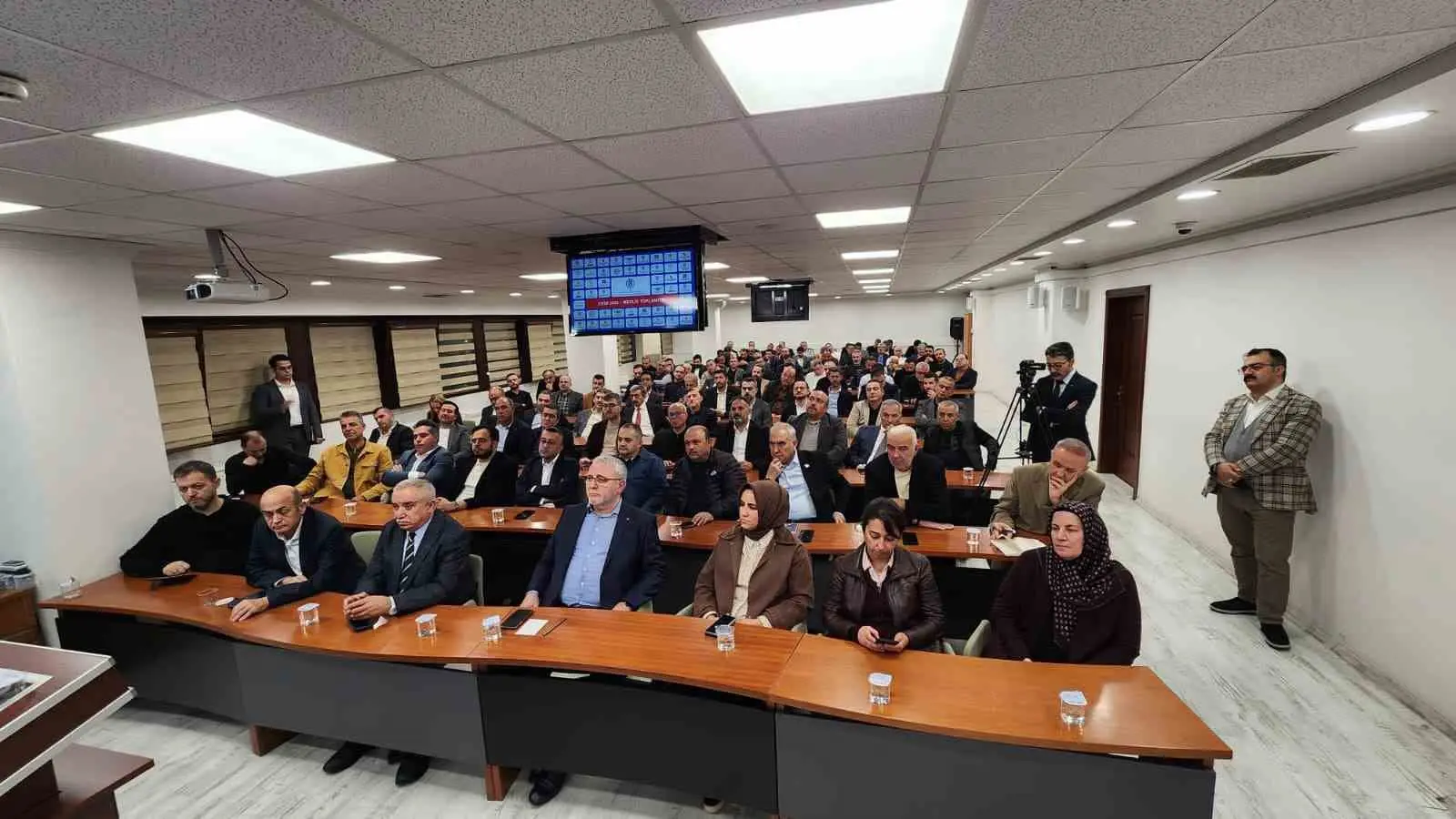 KONYA TİCARET ODASI (KTO) 2026-2030 DÖNEMİ İLK MECLİS TOPLANTISI GERÇEKLEŞTİRİLDİ. KTO YÖNETİM KURULU BAŞKANI SELÇUK ÖZTÜRK, YENİ DÖNEMİN HAYIRLI OLMASINI DİLEYEREK ÖNCEKİ DÖNEMLERDE GÖREV ALAN MECLİS ÜYELERİNE VE YÖNETİM KURULU ÜYELERİNE TEŞEKKÜR ETTİ. YENİ DÖNEMİN HEDEFLERİNİ PAYLAŞAN ÖZTÜRK, ÜYELERİN ODA ÇALIŞMALARINA KATILIMININ ARTIRILACAĞINI, İŞLETMELERİN REKABET GÜCÜNÜ GELİŞTİRMEYE YÖNELİK HİZMETLERİN GÜÇLENDİRİLECEĞİNİ BELİRTTİ.