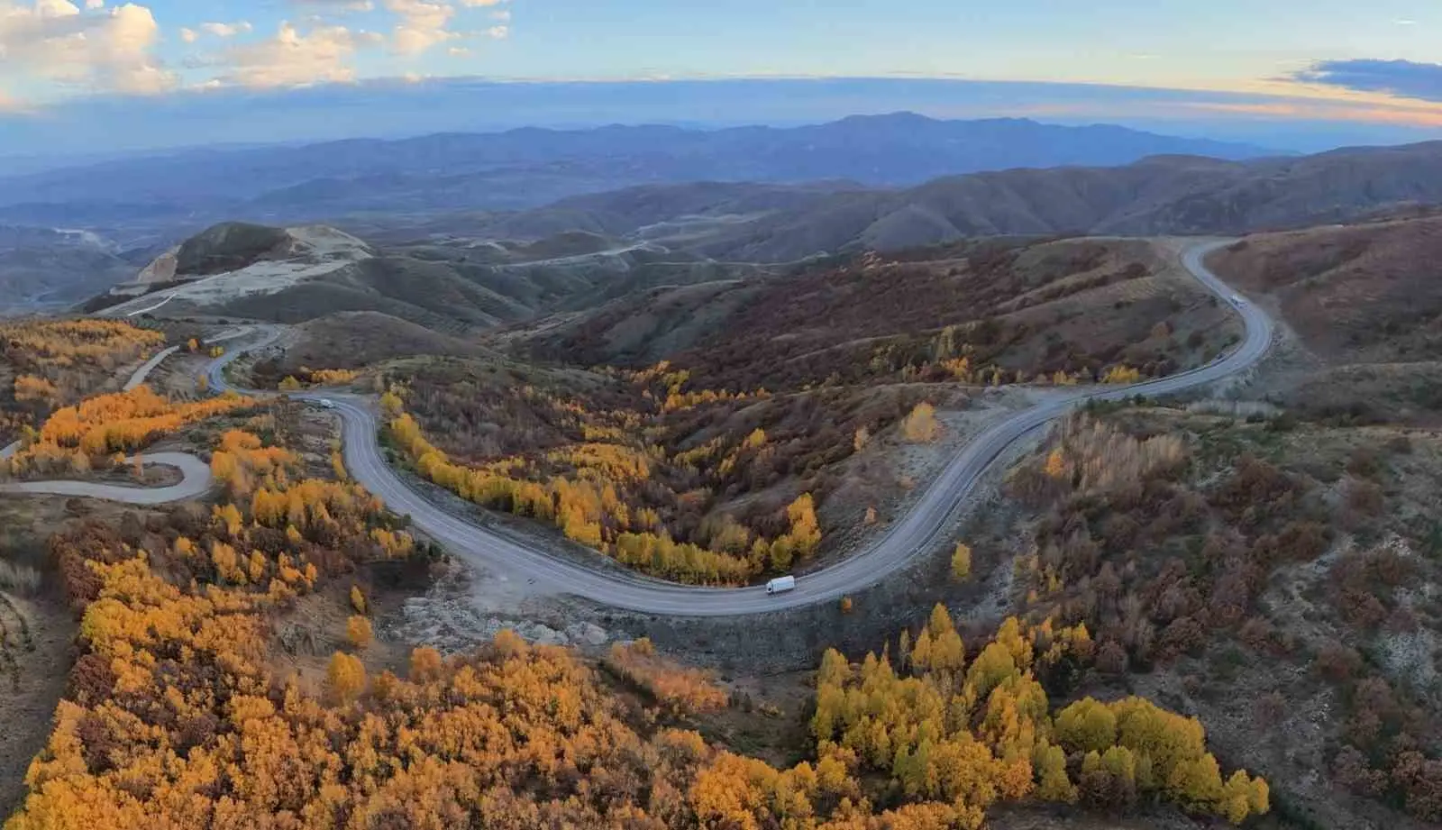 ERZURUM’UN AŞKALE İLÇESİ İLE BAYBURT ARASINDAKİ SINIRDA YÜKSELEN 2 BİN 409 RAKIMLI KOP DAĞI GEÇİDİ VE ÇEVRESİNDEKİ VADİLER, SONBAHARIN GELİŞİYLE BİRLİKTE SARI, TURUNCU, KAHVERENGİ VE YEŞİLİN FARKLI TONLARINA BÜRÜNDÜ. BÖLGEDE OLUŞAN RENK CÜMBÜŞÜ, DRONE İLE HAVADAN GÖRÜNTÜLENDİ.