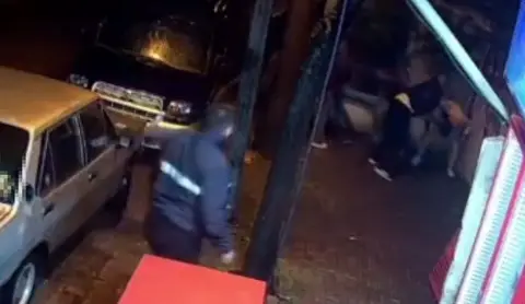 AVCILAR’DA ARALARINDA HUSUMET BULUNAN ŞAHISLAR ARASINDA BIÇAKLI KAVGA ÇIKTI. OLAY'DA BİR KİŞİ HAYATINI KAYBEDERKEN, ŞÜPHELİ ŞAHIS İSE ESENYURT'TA YAKALANDI. ŞÜPHELİ ADLİ MAKAMLARCA TUTUKLANIRKEN, KAVGA ANI  KAMERAYA YANSIDI.