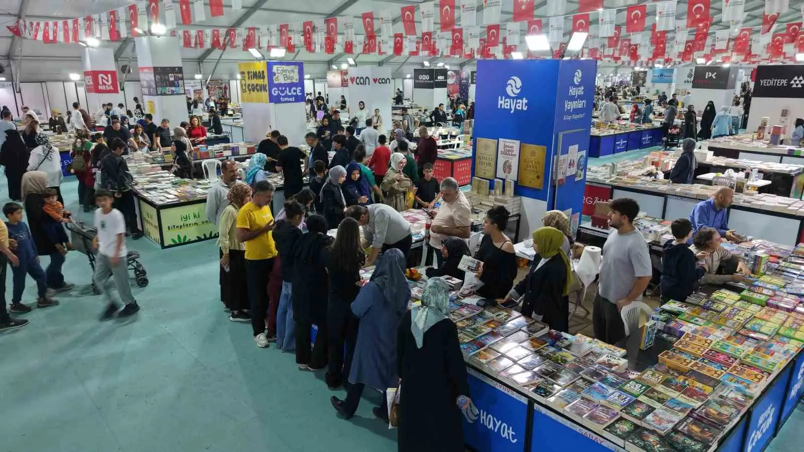 TÜRKİYE’NİN TEK UNESCO EDEBİYAT ŞEHRİ KAHRAMANMARAŞ’TA BÜYÜKŞEHİR BELEDİYESİ TARAFINDAN BU YIL 11’İNCİSİ DÜZENLENEN ULUSLARARASI KAHRAMANMARAŞ KİTAP FUARI, 10 GÜN BOYUNCA KİTAPSEVERLERİ, YAZARLARI VE YAYINEVLERİNİ KAFUM FUAR MERKEZİ’NDE BULUŞTURDU.