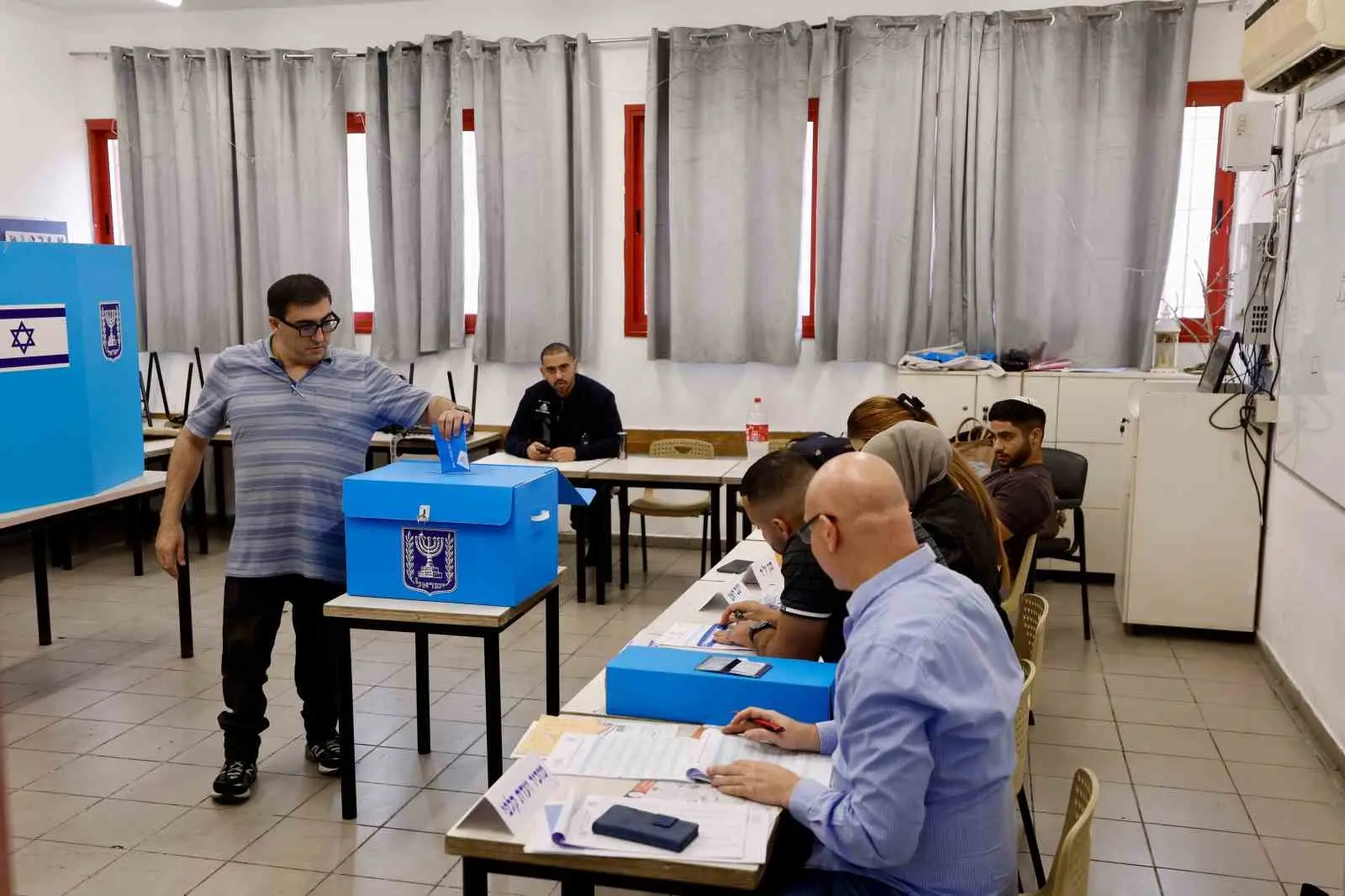 İSRAİL'DE GAZZE ŞERİDİ'NE SALDIRILARIN BAŞLADIĞI 7 EKİM 2023'TEN BU YANA DÜZENLENEN İLK GENEL SEÇİMDE OY VERME İŞLEMİ BAŞLADI. YARIŞIN BAŞBAKAN BİNYAMİN NETANYAHU'NUN İTTİFAKI İLE ESKİ GENELKURMAY BAŞKANI GADİ EİSENKOT LİDERLİĞİNDEKİ MUHALEFET İTTİFAKI ARASINDA BAŞA BAŞ GEÇMESİ BEKLENİYOR.