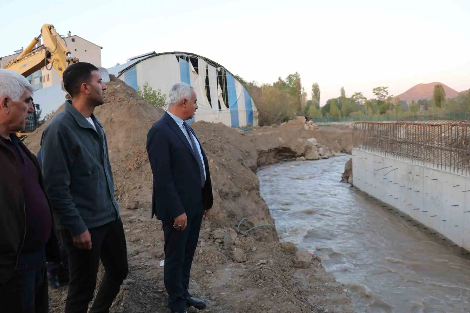 ERZURUM’UN OLTU İLÇESİNDE TRAFİK YOĞUNLUĞUNU AZALTMAK VE MAHALLELER ARASINDAKİ ULAŞIMI KOLAYLAŞTIRMAK AMACIYLA OLTU ÇAYI ÜZERİNE YAPILMASI PLANLANAN 6 KÖPRÜDEN 2’SİNİN İNŞAATINA BAŞLANDI.