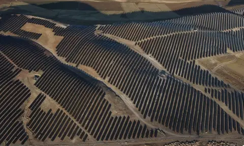 AKSA ENERJİ’NİN KIRŞEHİR’DE HAYATA GEÇİRDİĞİ ALIÇ DEPOLAMALI GÜNEŞ ENERJİSİ SANTRALİ (GES), 48,17 MW KURULU GÜÇ VE 48,17 MWS DEPOLAMA KAPASİTESİYLE TİCARİ ÜRETİME BAŞLADI. BU ÖNEMLİ YATIRIM, BÖLGEDE YÜKSEK YERLİ AKSAM KULLANIMIYLA İLK VE EN BÜYÜK DEPOLAMALI GES PROJESİ OLARAK ÖNE ÇIKIYOR.